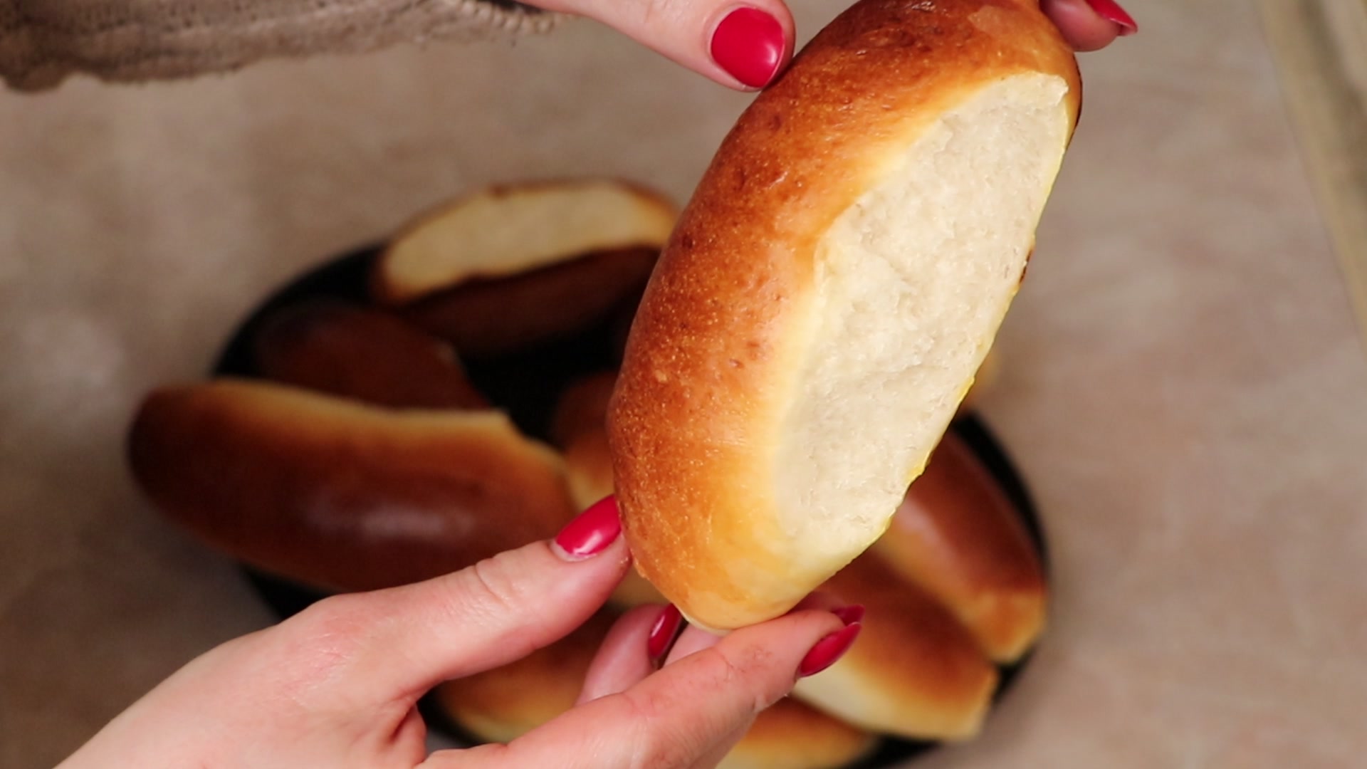 Step 8. Roll each ball into an oval layer. Soft rolls for sandwiches
