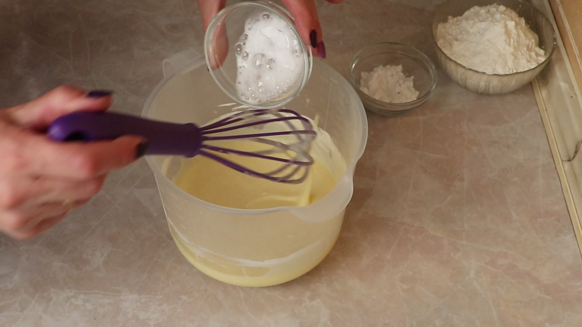 Step 4. Quicken the bicarbonate with vinegar and add it. Soured-cream fairy cakes for tea