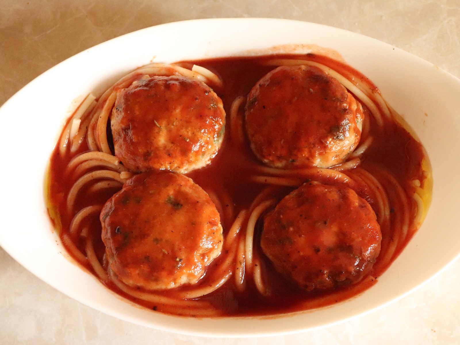 Step 5. Loosen tomato purée in warm water with salt, sugar, pepper, coriander, oregano. Spaghetti with mince in a spiced tomato