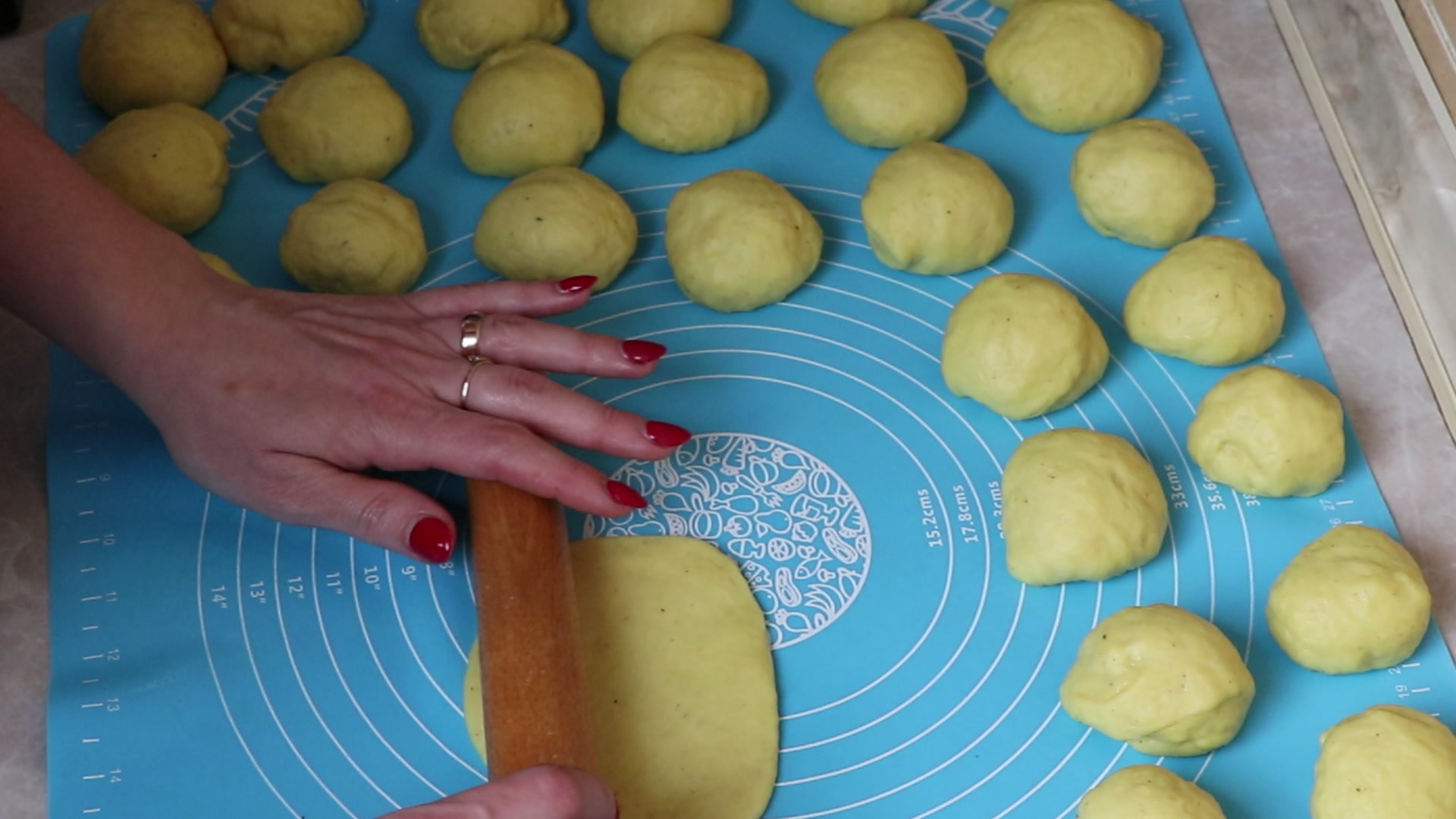 Step 5. Mix the risen dough, roll into a sausage and divide into small pieces. Spiced curd buns — better than vatrushka