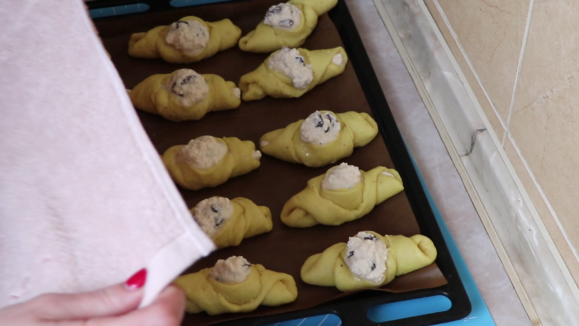 Step 8. The baking tray can be covered with a Teflon sheet, parchment, or simply. Spiced curd buns — better than vatrushka