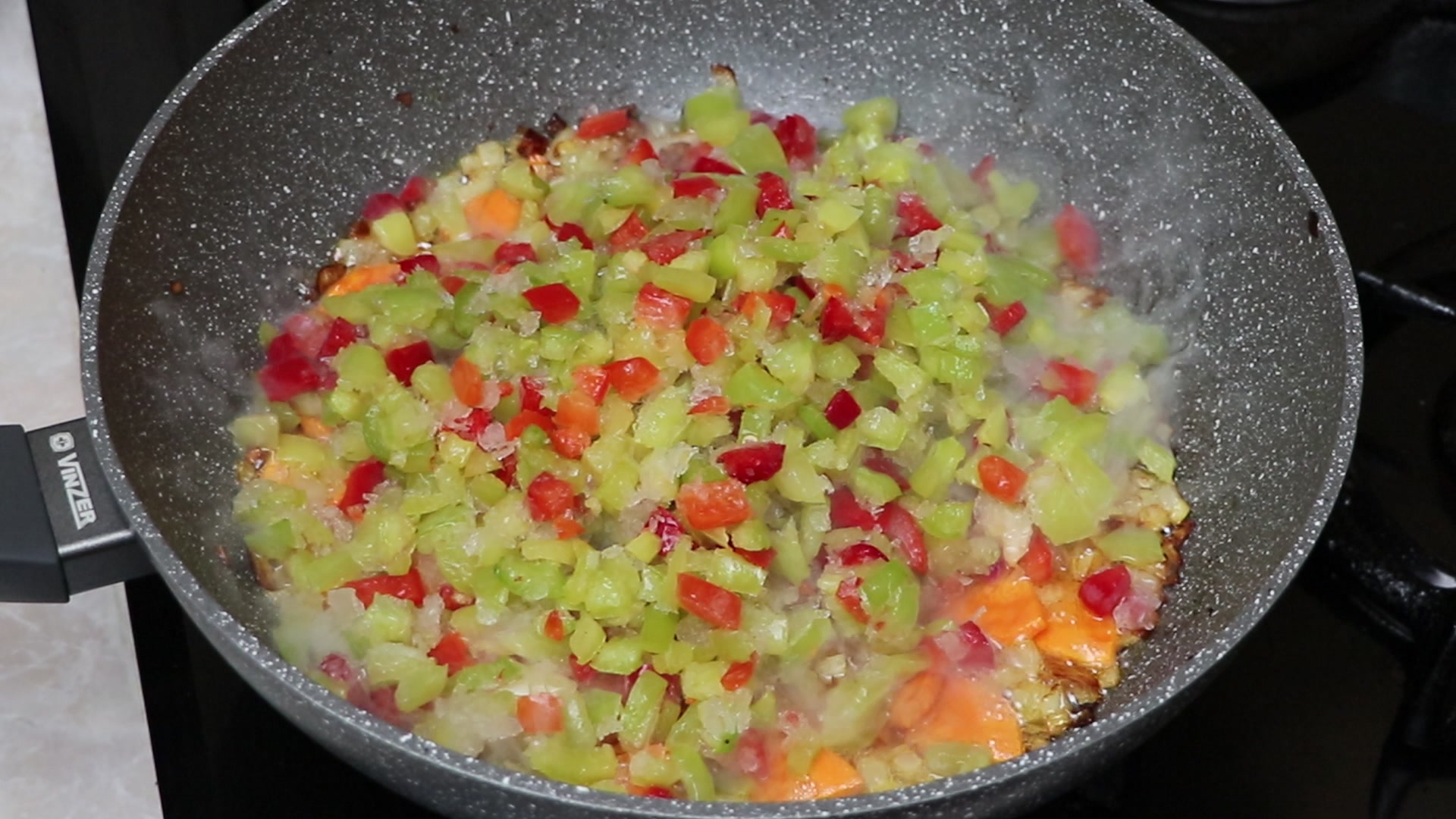 Step 4. Add the diced bell pepper and fry for 2 minutes. Spiced okra stew