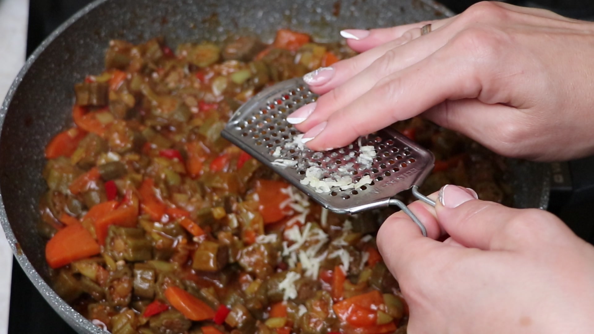 Step 7. Turn off the heat and add chopped garlic. Spiced okra stew