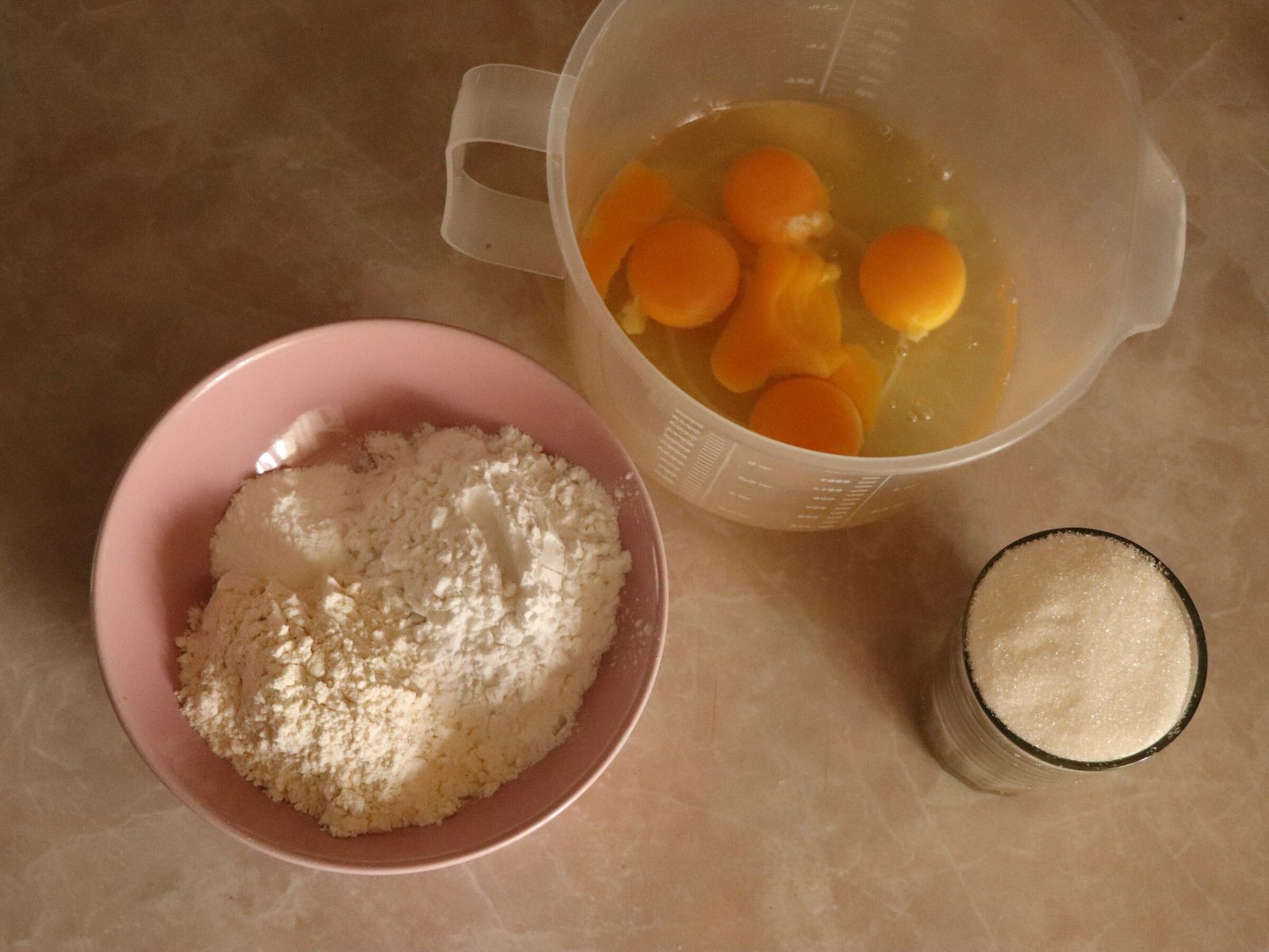 Step 2. Eggs must be chilled. Sponge in a slow cooker