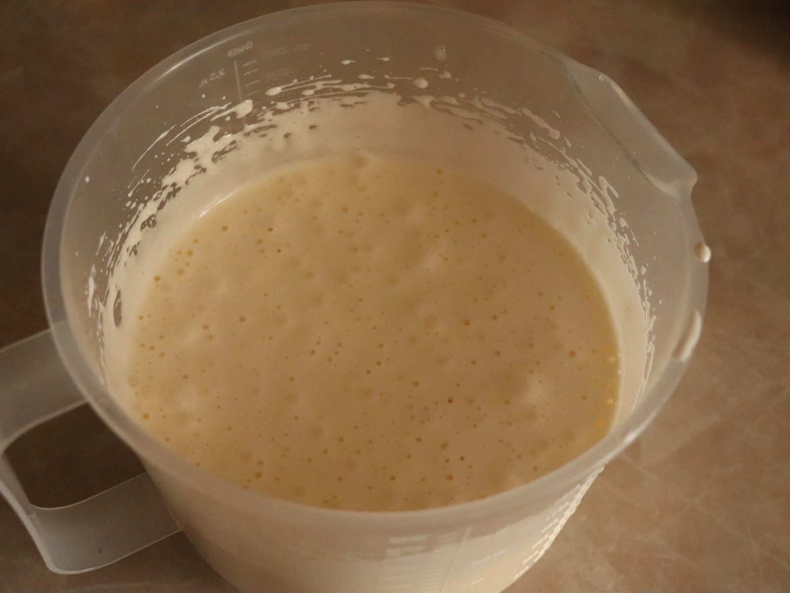 Step 3. Turn off the mixer and sift the flour, starch and baking powder into the egg. Sponge in a slow cooker