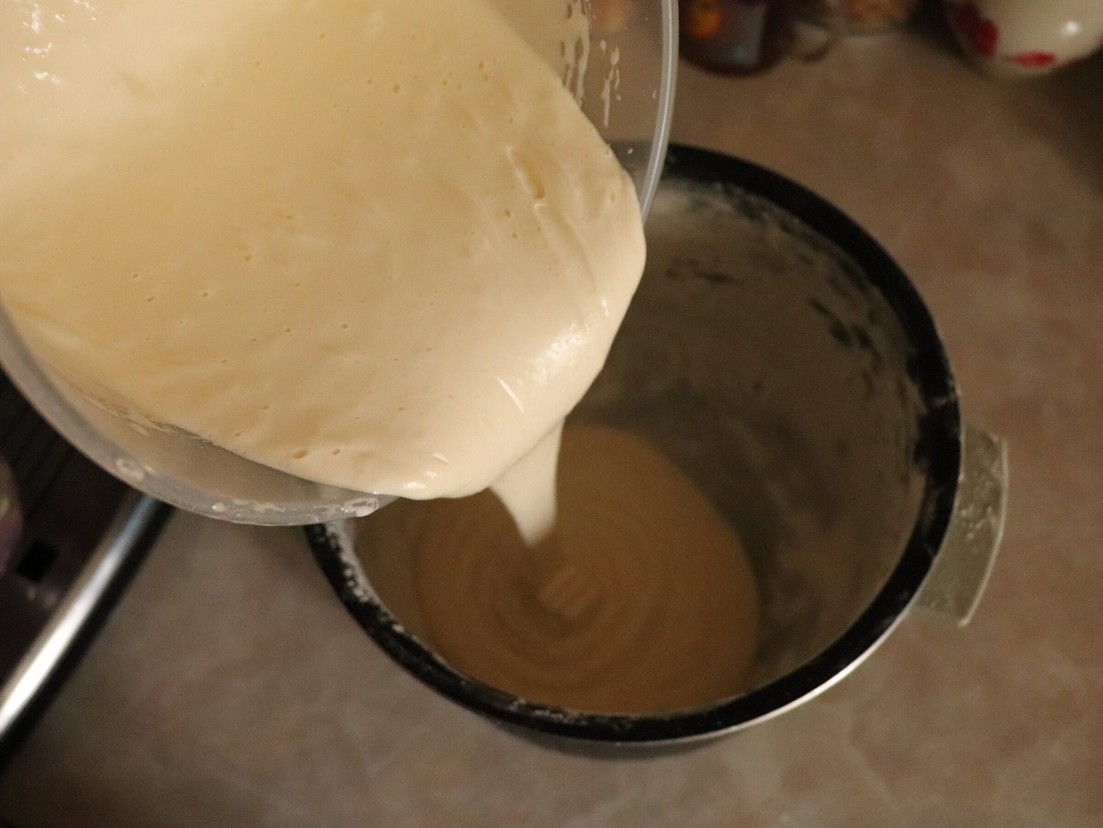 Step 4. Lubricate the inside of the multicooker bowl (I have a diameter of 22 cm) with. Sponge in a slow cooker