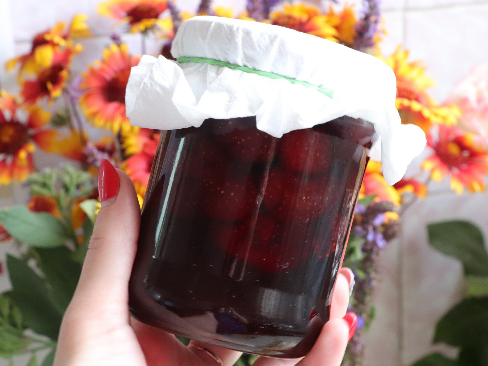 Step 1. Wash the strawberries by completely immersing them in water. Strawberry jam