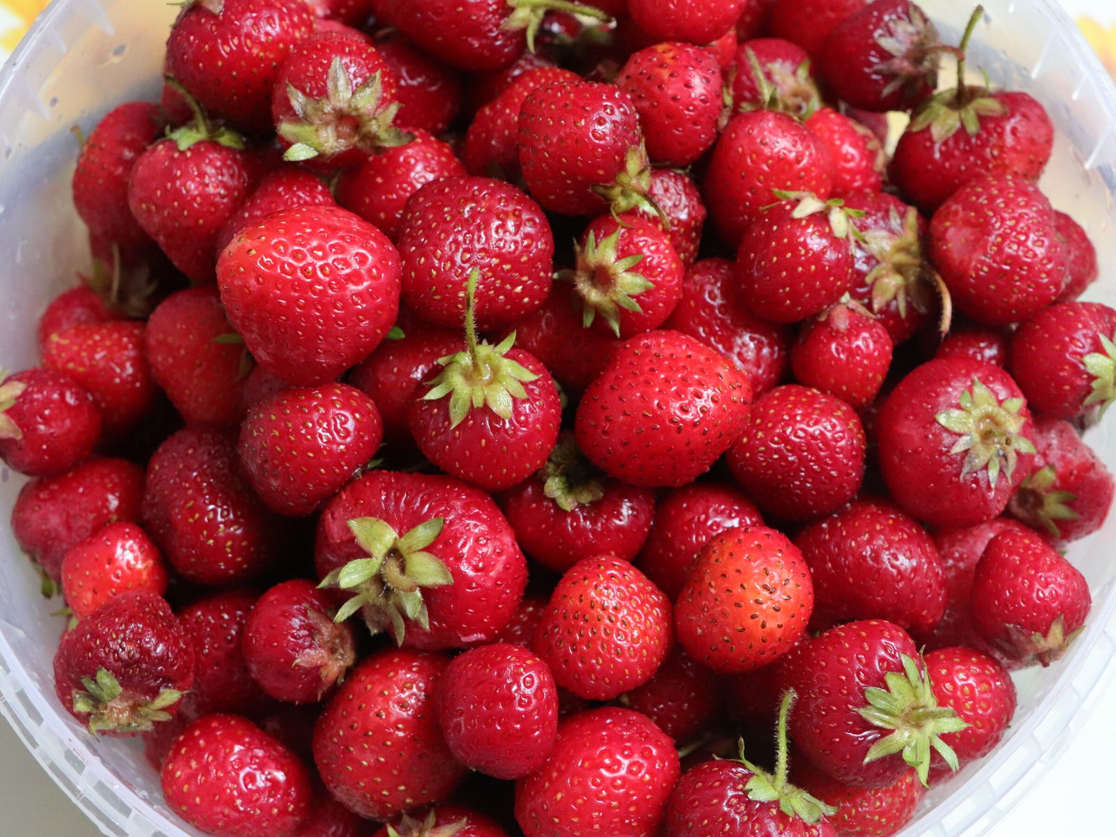 Step 2. We tear off the tails from each berry and place them in an enamel pan. Strawberry jam