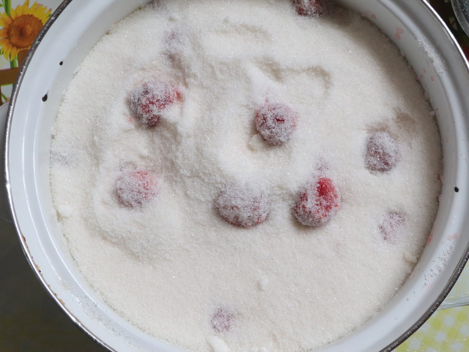 Step 4. We will cook in several stages. Strawberry jam