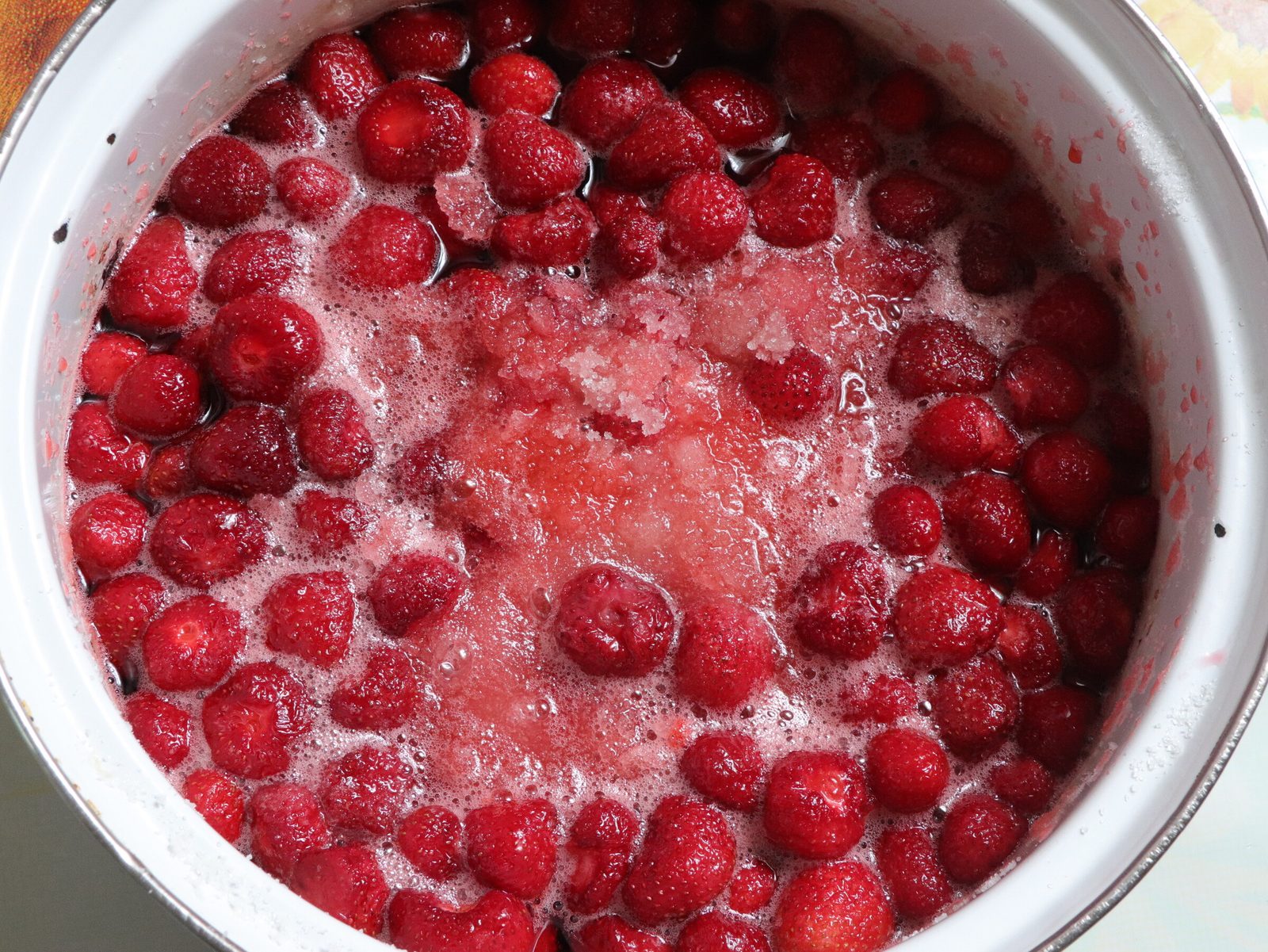 Step 5. In the evening, bring to a boil again and turn off. Strawberry jam