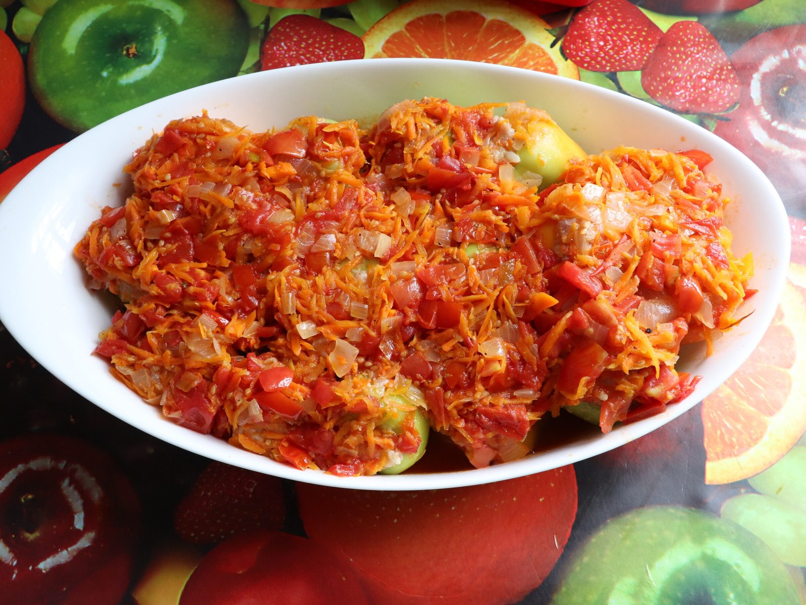 Step 4. For the filling, fry chopped onion and grated carrots in sunflower oil, let cool. Stuffed peppers in a tomato dressing