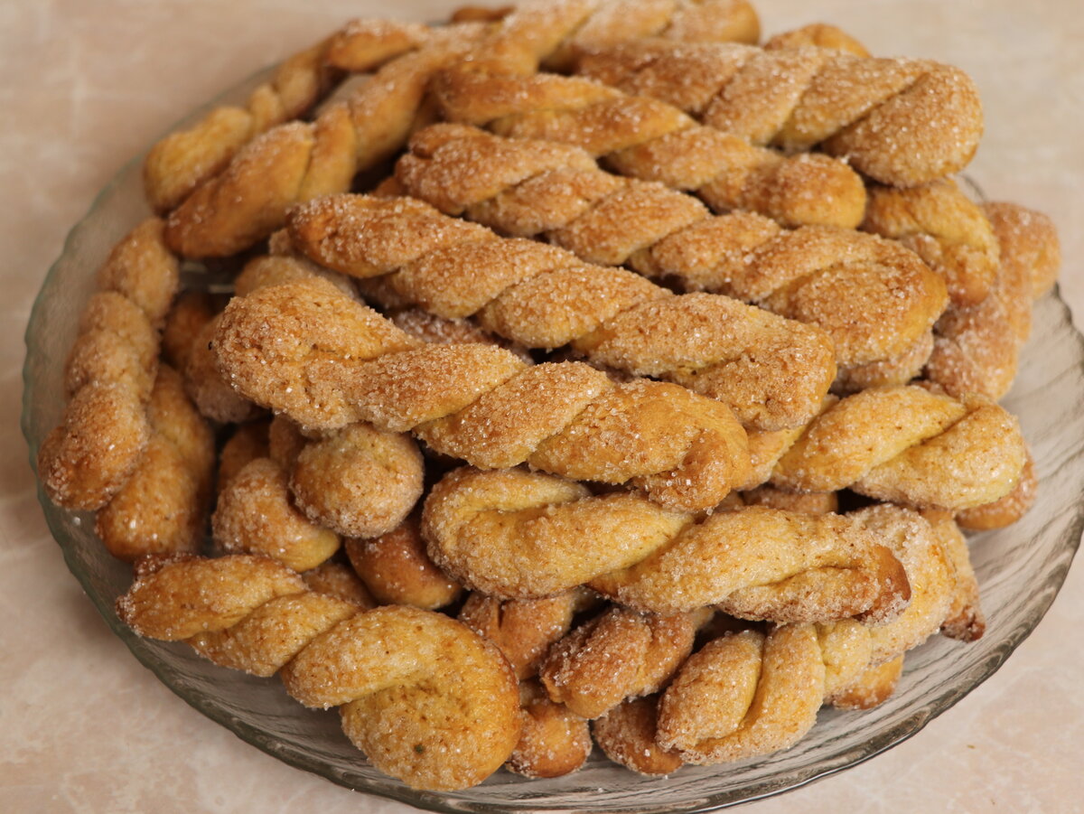 Sugar-braid kefir biscuits from childhood