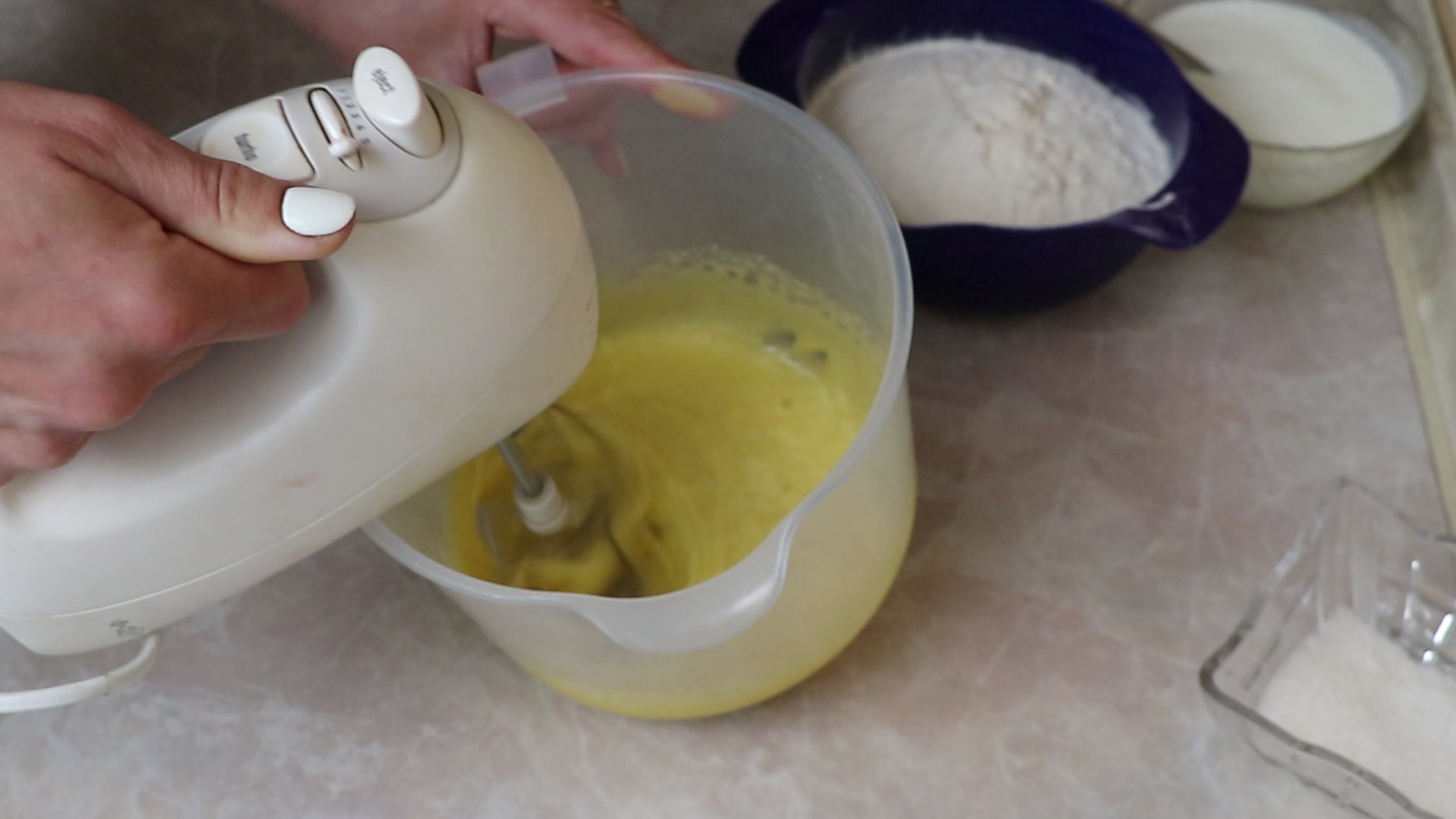 Step 3. In another bowl whisk the egg, 3 tablespoons of the sugar, salt and oil on high. Sugar-braid kefir biscuits from childhood