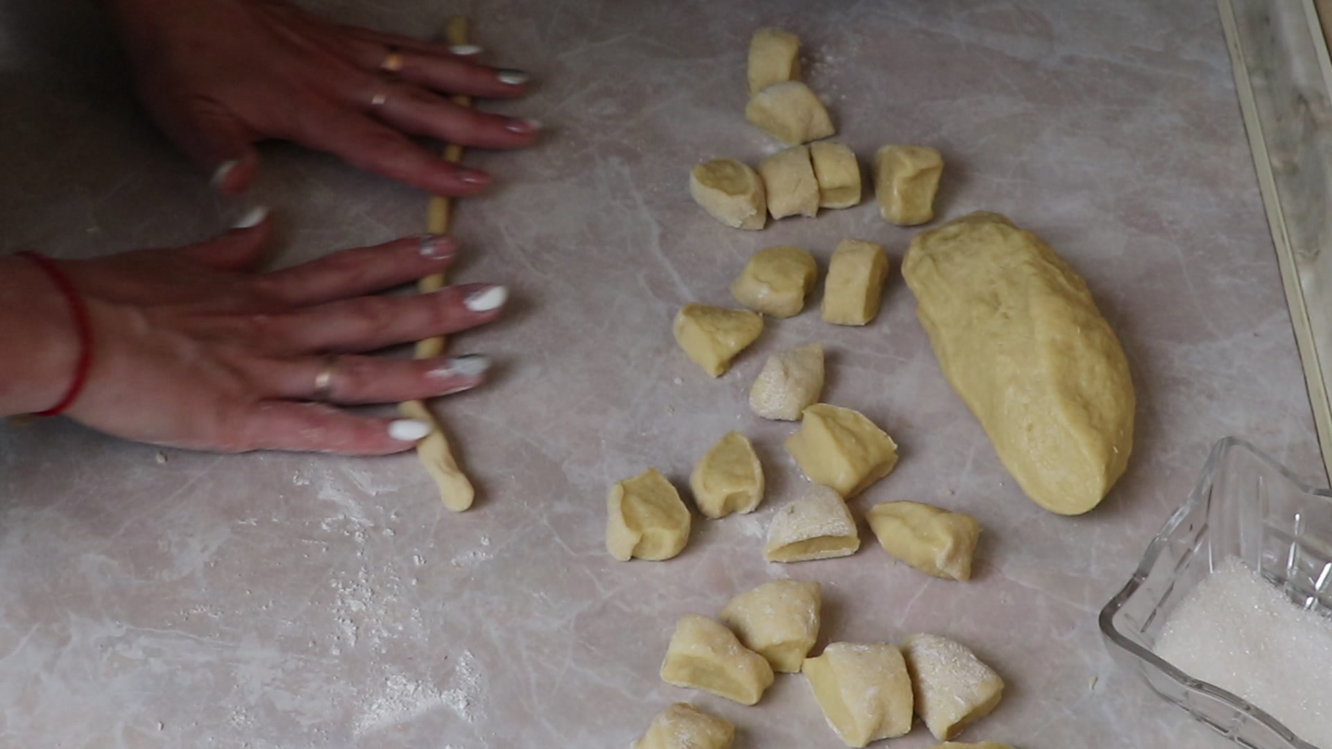 Step 6. Roll each piece into a ball, then a 20 cm rope. Sugar-braid kefir biscuits from childhood