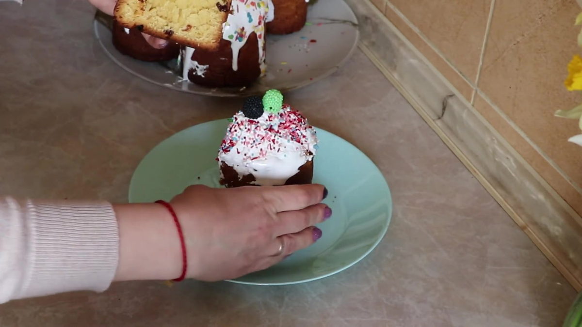 Sugar glaze with gelatin for Easter cakes