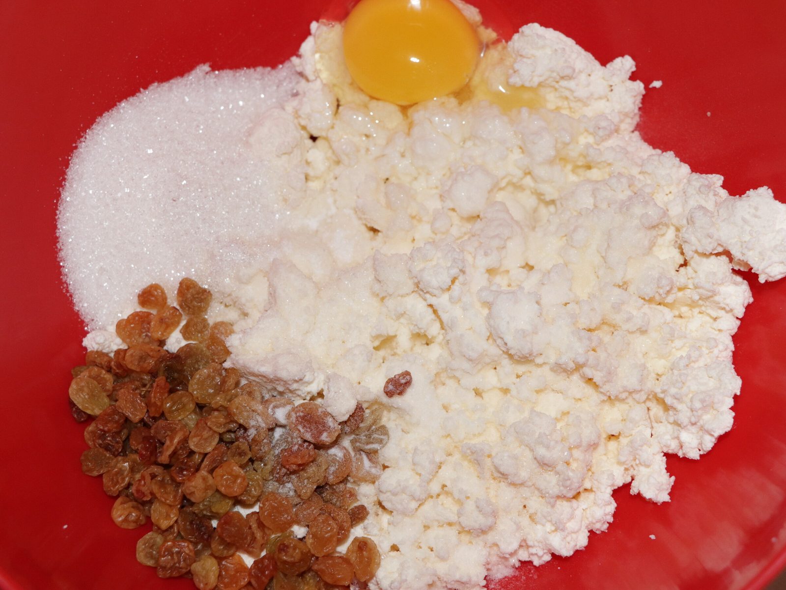 Step 3. Shape two sausages, cut into rounds, dip in flour and flatten to about 1 cm. Syrniki (curd-cheese pancakes)