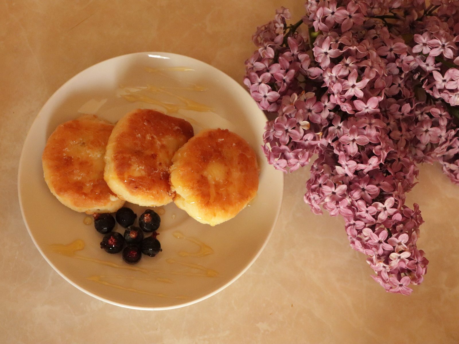 Step 4. Heat the oil and fry over a medium heat until golden. Syrniki (curd-cheese pancakes)