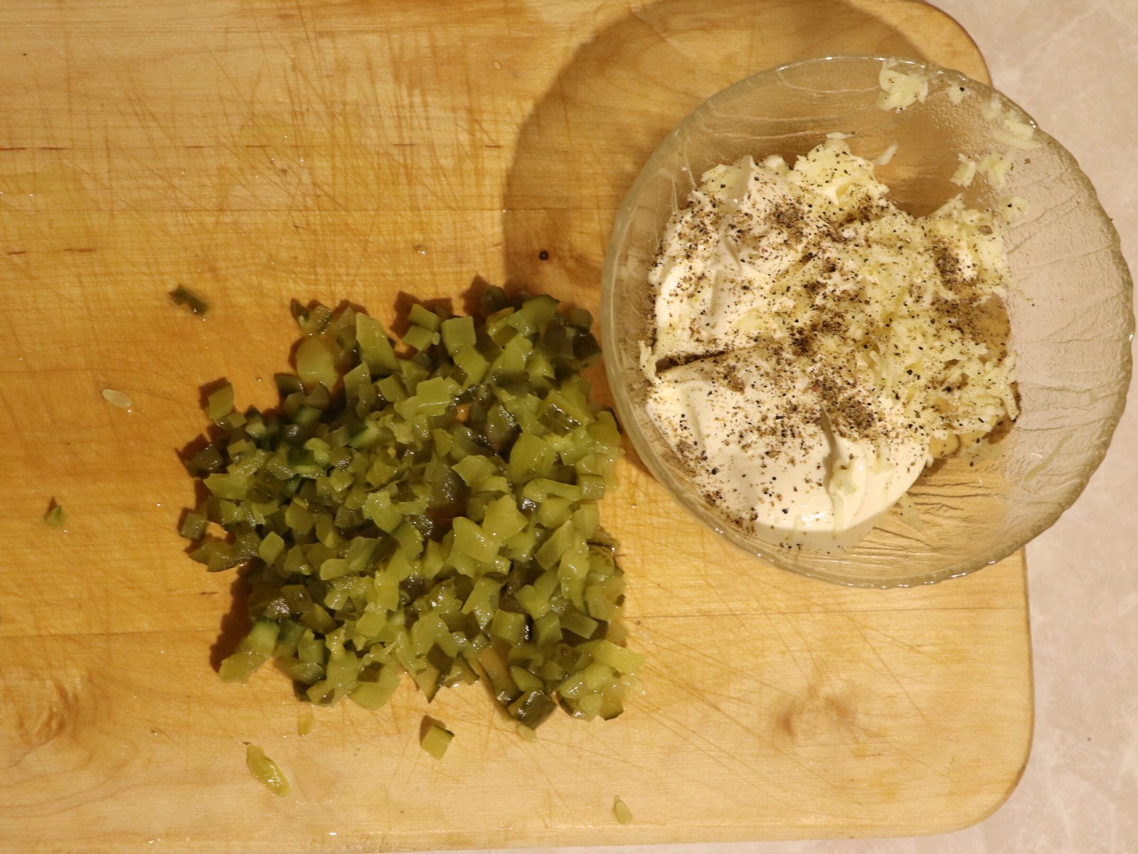 Step 2. Combine mayonnaise, soured cream, mustard, garlic and cucumbers, sprinkle with. Tartare sauce