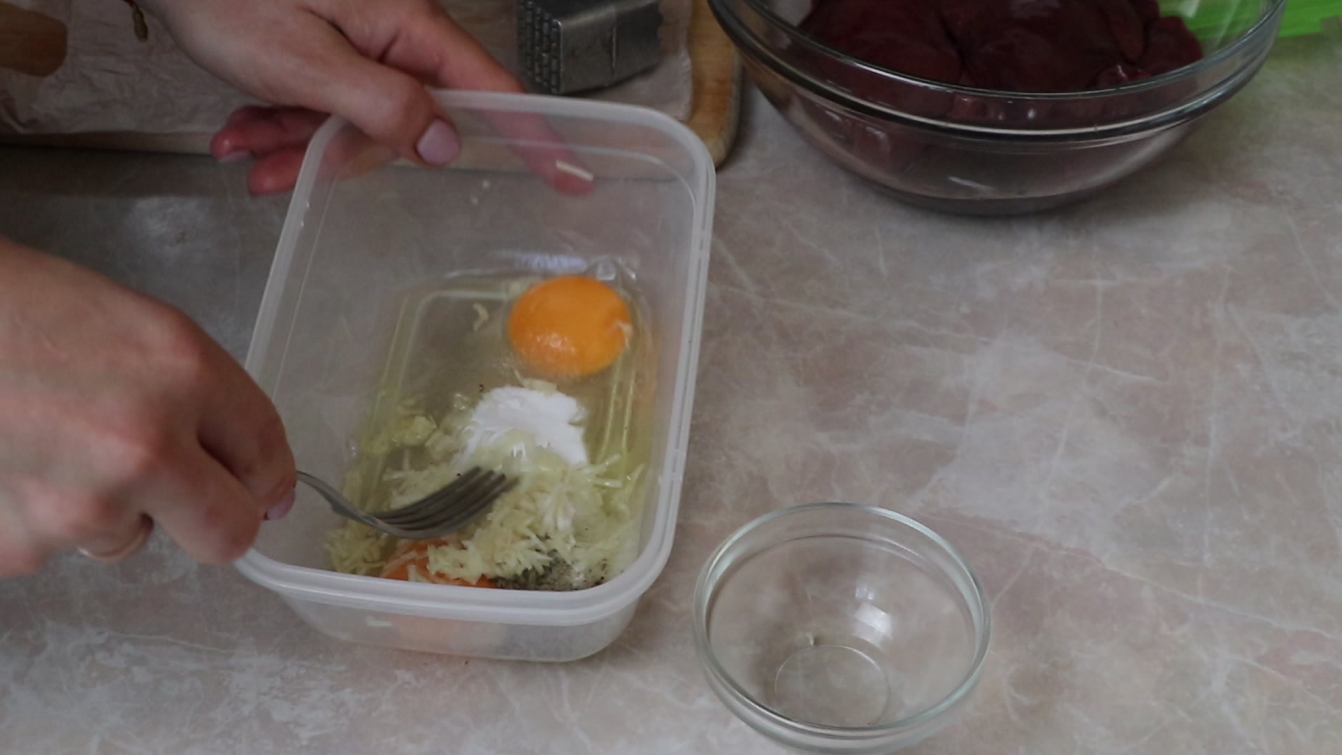 Step 1. First, prepare the marinade: mix eggs, salt, sugar, pepper, soda and chopped. Tender liver steaks — it is all in the