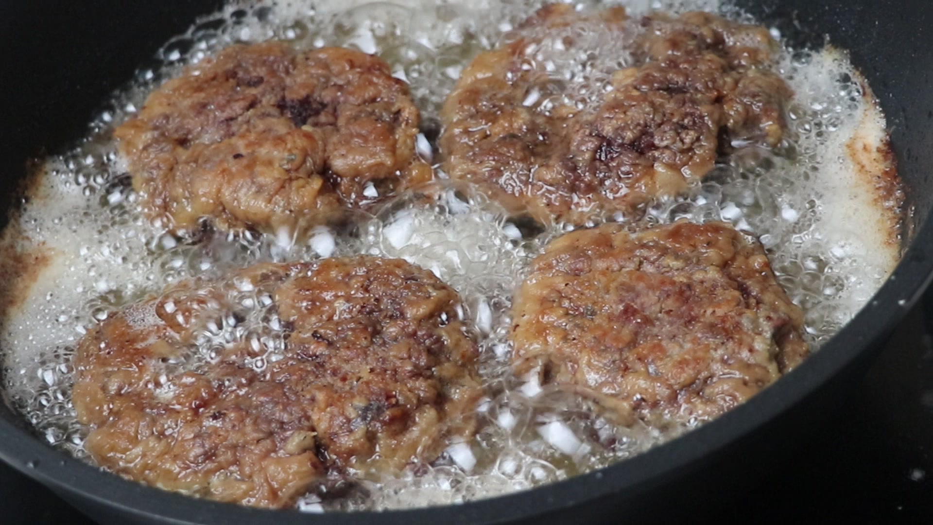 Step 5. Fry over medium heat in heated sunflower oil so that the pieces are evenly. Tender liver steaks — it is all in the