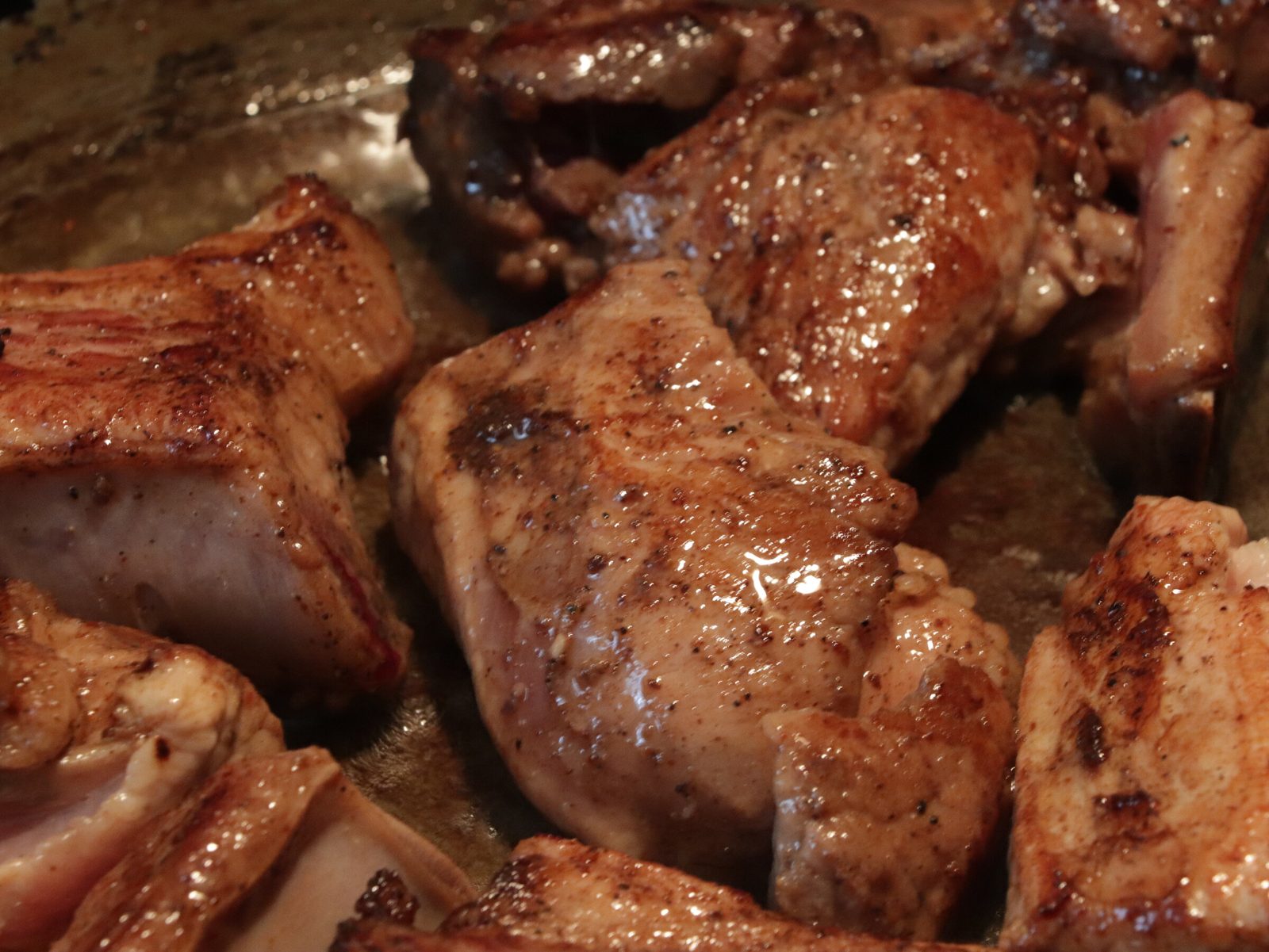 Step 2. Cut the ribs into pieces, 1 rib at a time, and marinate for 2 hours in soy sauce. Tender ribs on a potato bed
