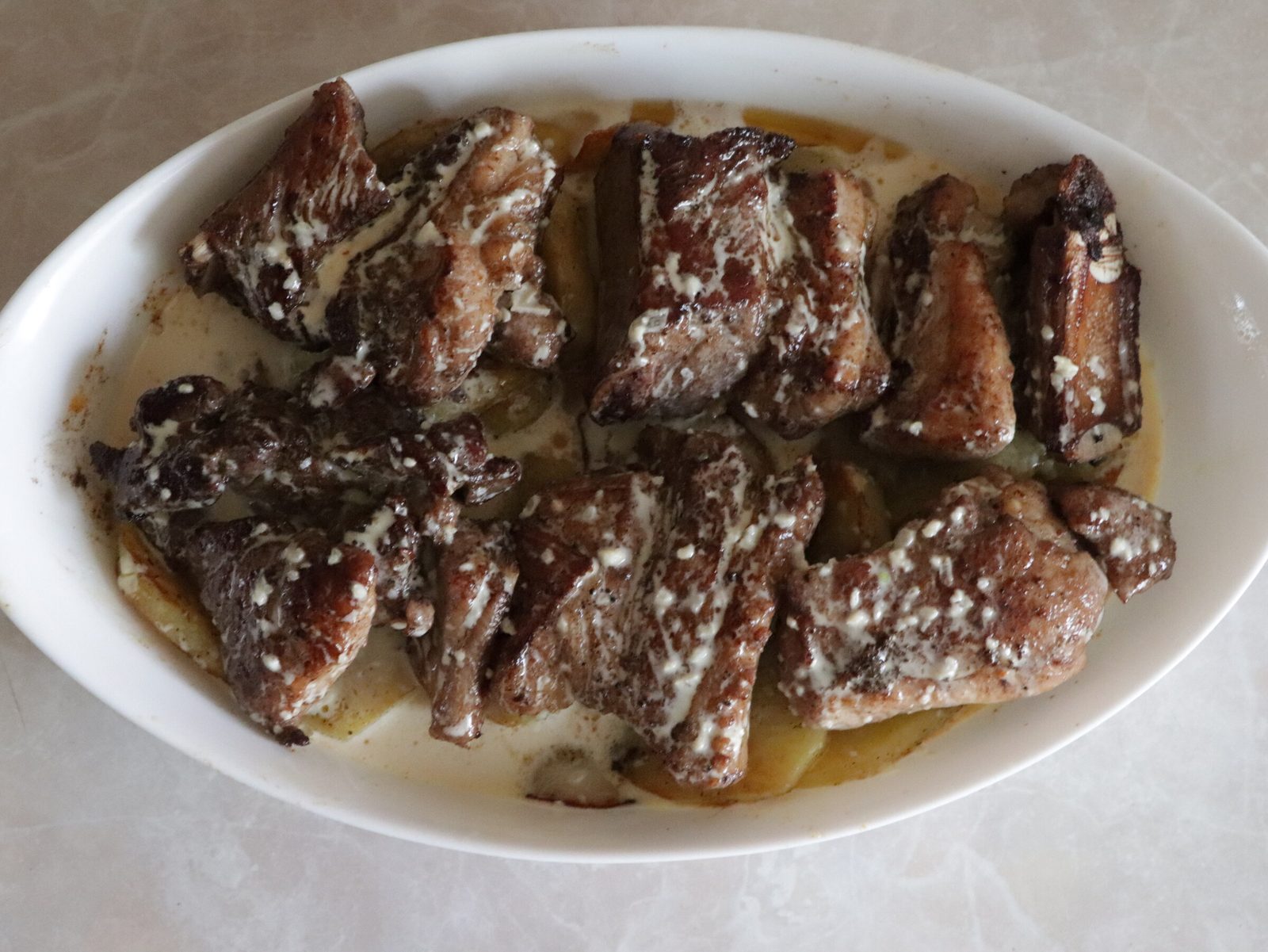 Step 3. Cut the peeled potatoes into slices about 5 mm thick. Tender ribs on a potato bed