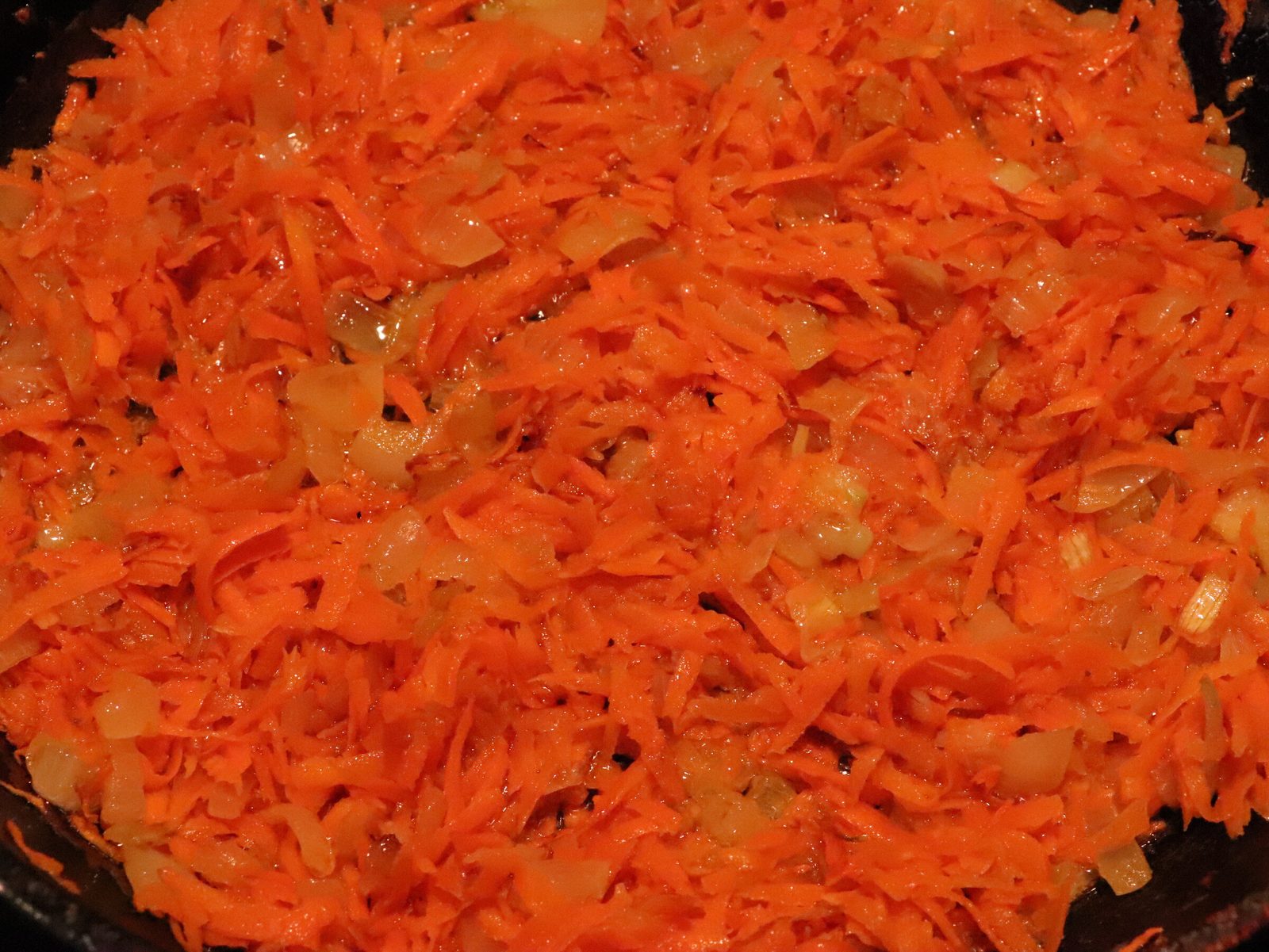 Step 3. Coarse-grate the carrot and cook with the onion. The best braised cabbage