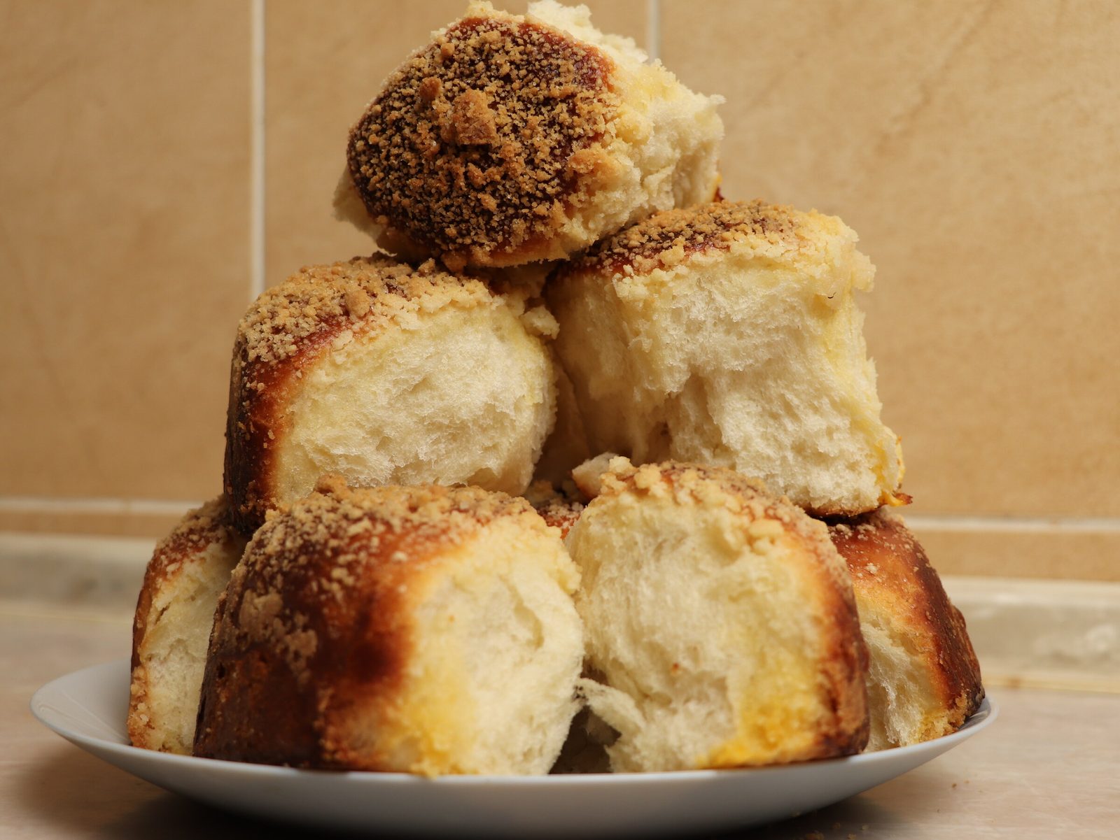 Step 6. Cover with a towel and leave for 30 minutes to rise. The fluffiest buns with a sugar sprinkle