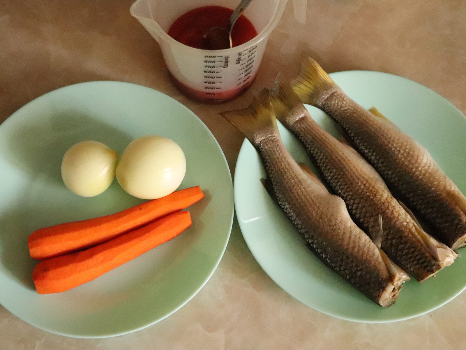 Step 1. The main thing in this dish is the sauce. The gentlest fish in tomato sauce