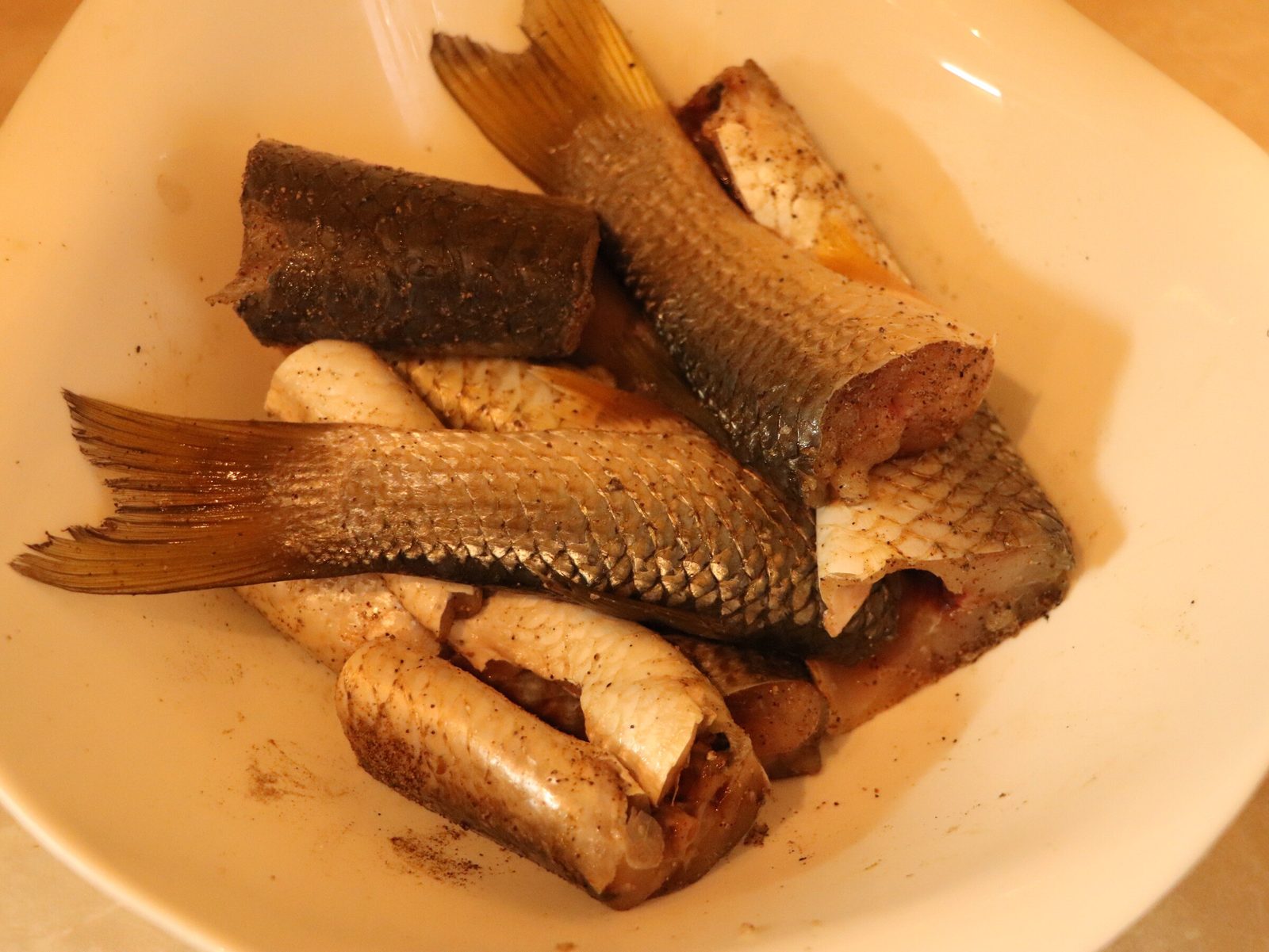Step 2. The fish must be scaled and gutted, the head and fins must be cut off. The gentlest fish in tomato sauce