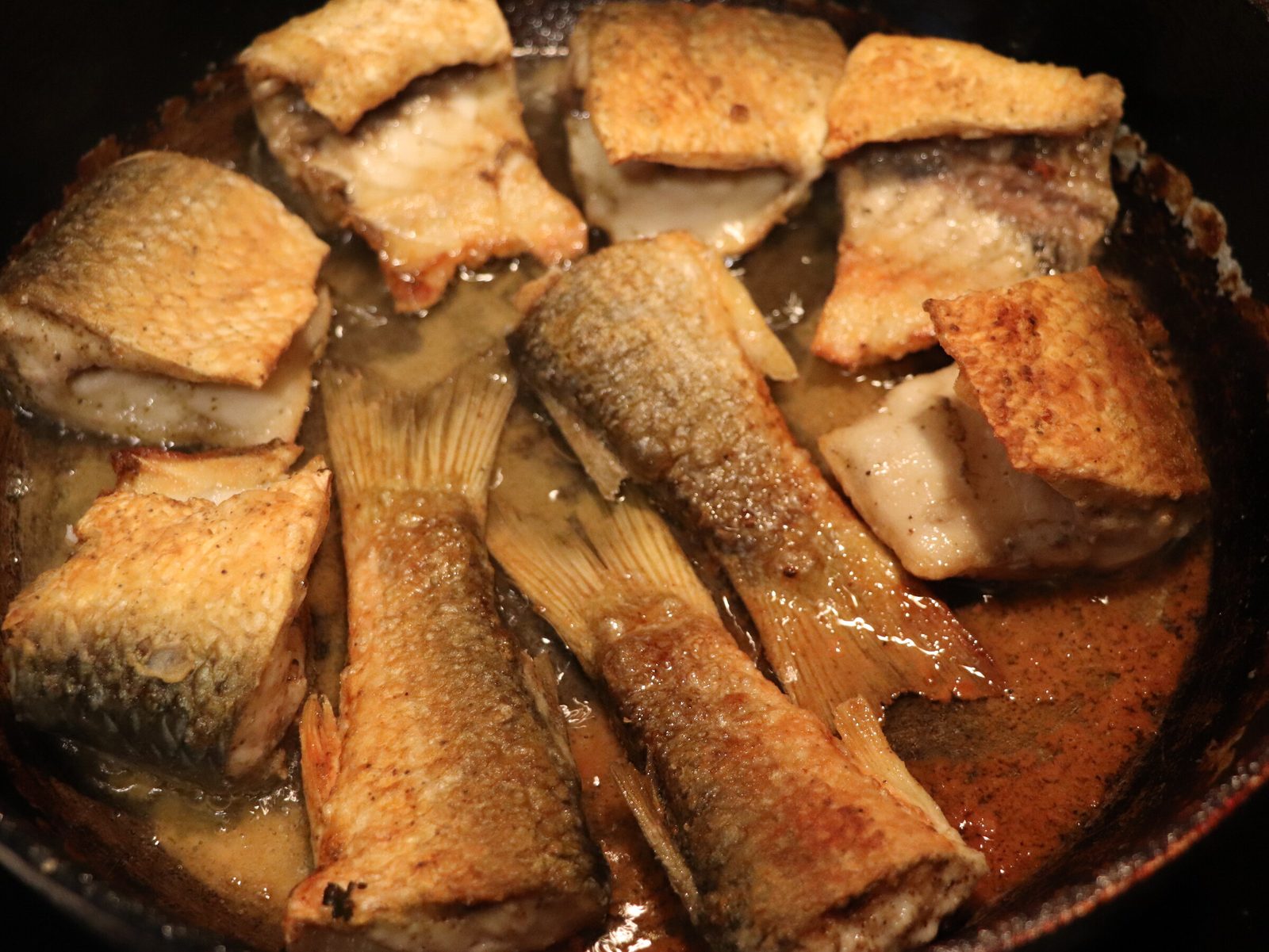 Step 3. Cut the fish carcasses into large pieces. The gentlest fish in tomato sauce
