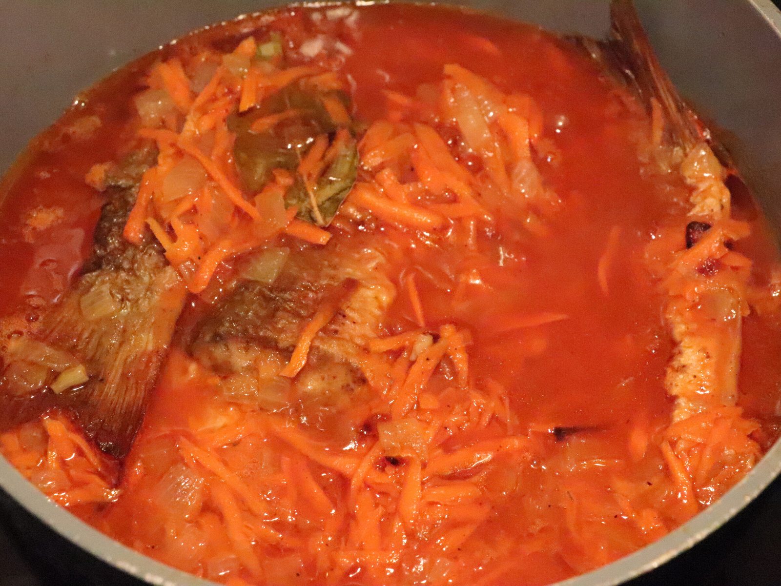 Step 4. At this time, prepare the vegetables. The gentlest fish in tomato sauce