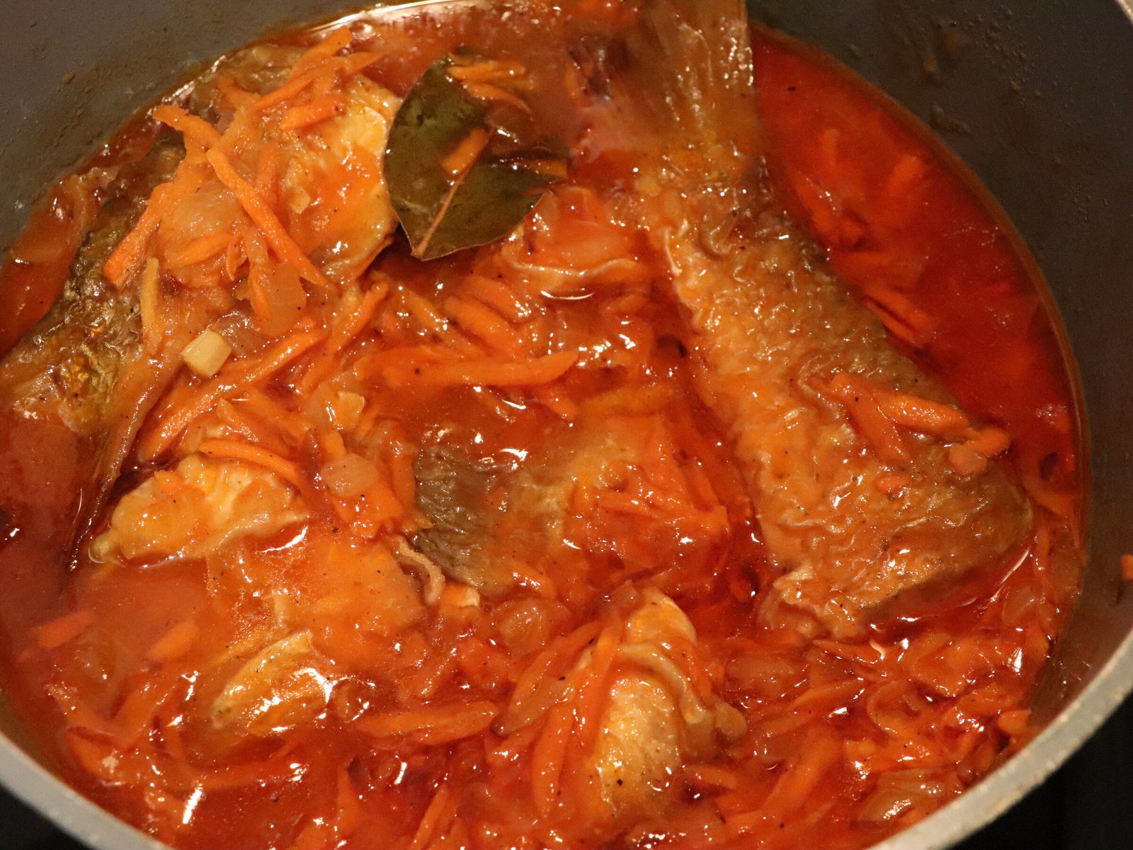 Step 5. Roll each piece of fish in flour and fry in heated vegetable oil until golden. The gentlest fish in tomato sauce