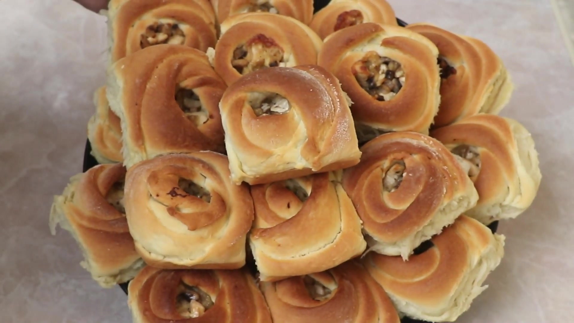 Quick yeast buns with chicken, mushroom and cheese