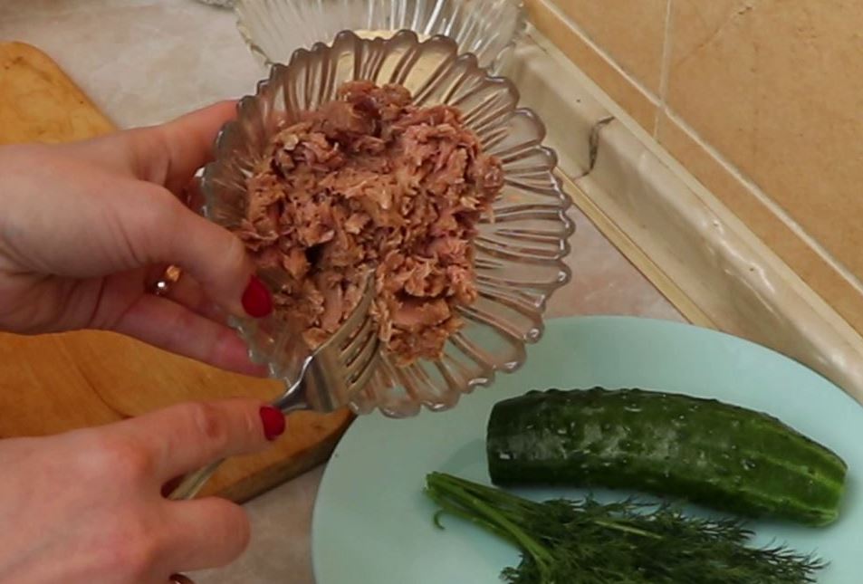 Step 2. Cut the eggs into cubes and add them to the tuna. Tuna, egg and cucumber salad