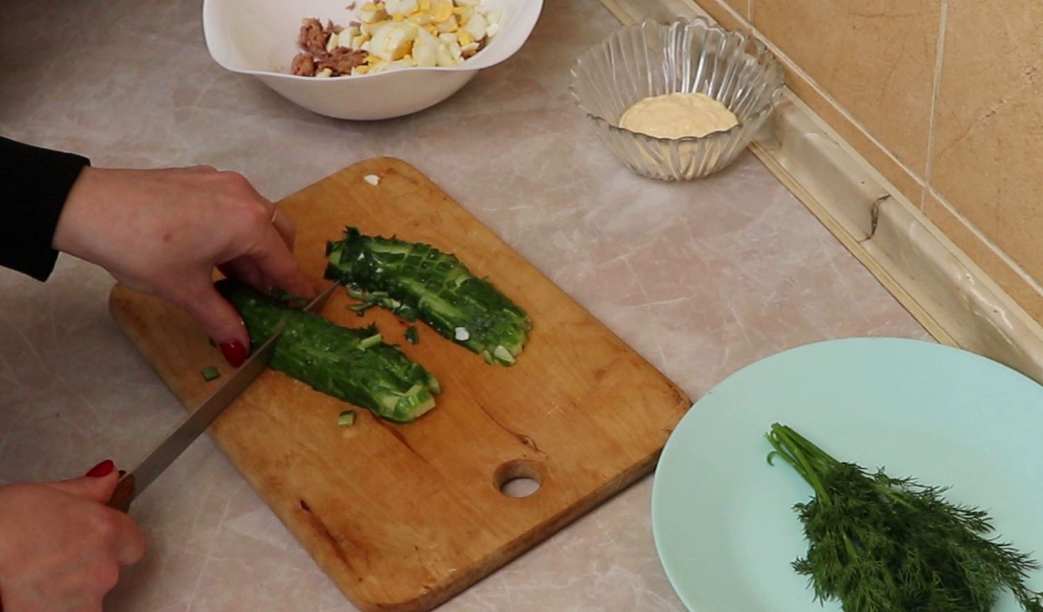Step 4. Chop several sprigs of dill with a knife. Tuna, egg and cucumber salad