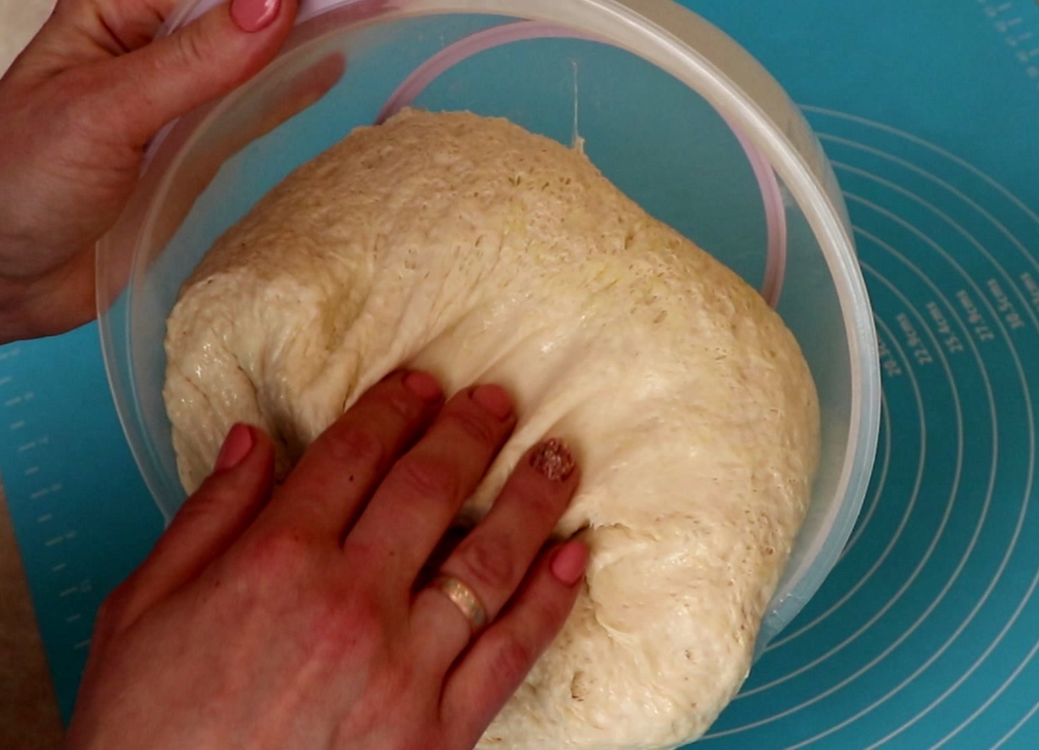 Step 3. When a homogeneous ball of dough has formed, pour 1 tablespoon of olive or. Viennese rolls — instead of bread