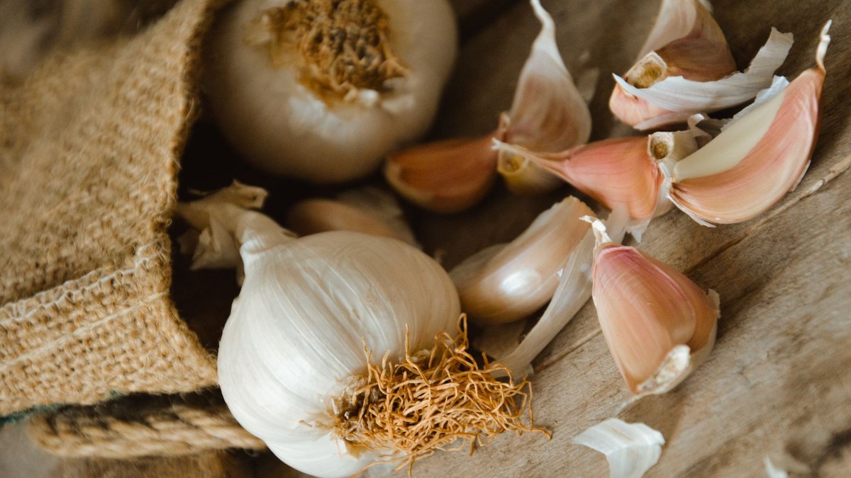 A bowl of garlic I keep dry on the board, not in a wet jar