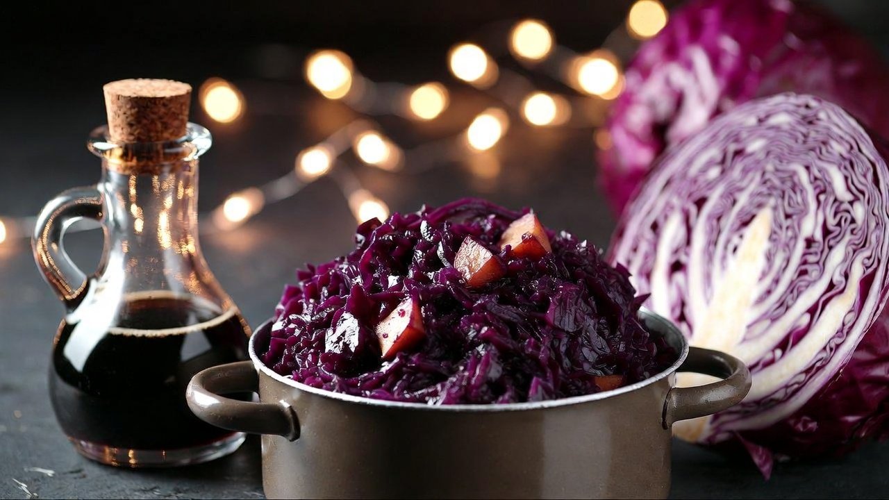 A splash of vinegar keeps red cabbage red