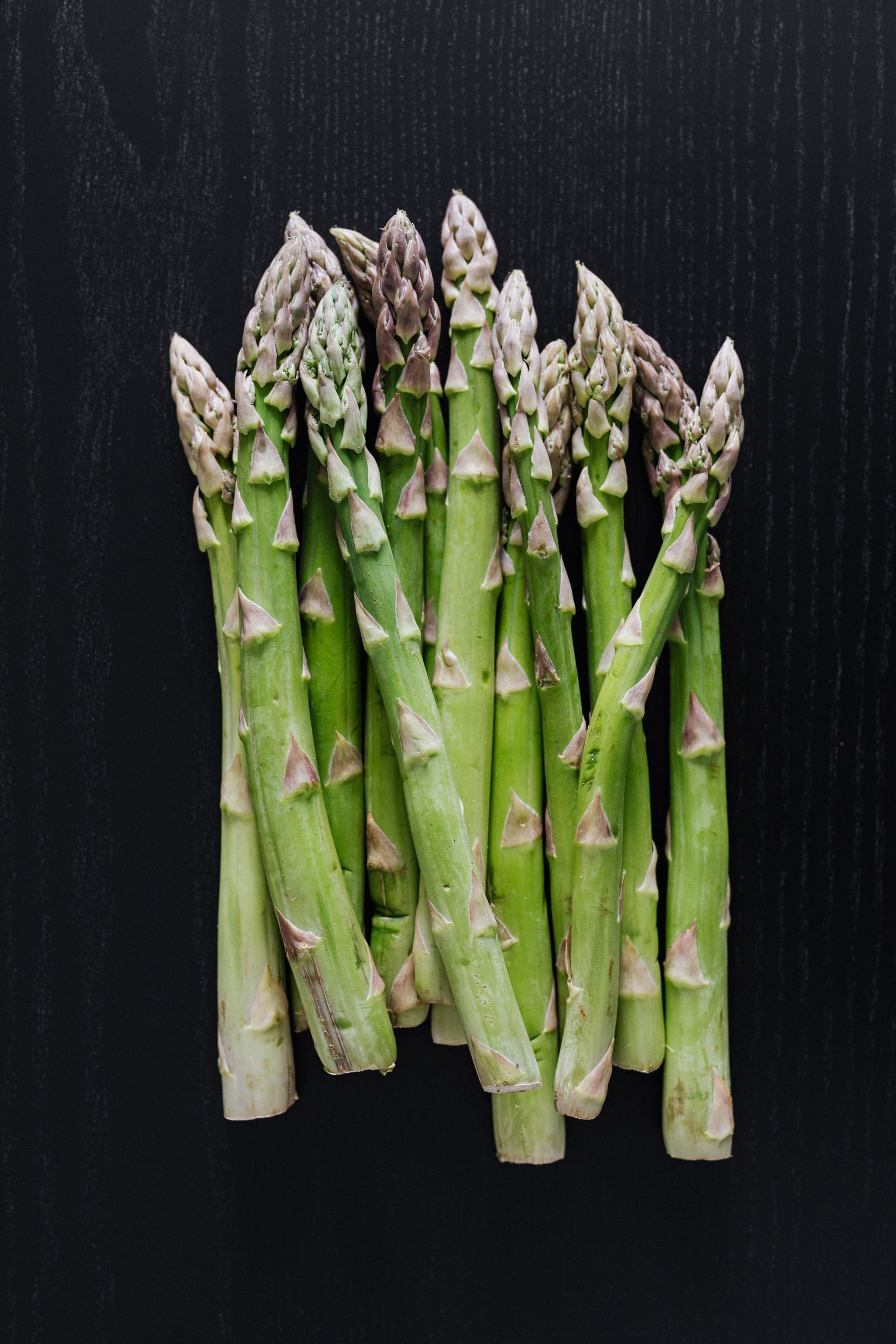 How I keep asparagus upright in a glass
