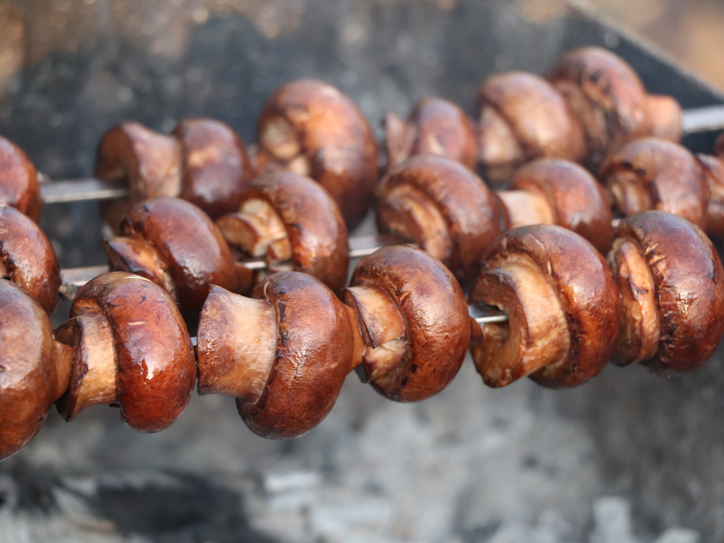 Step 1. We thoroughly wash the champignons with water and remove the dirt with a knife. Chestnut mushrooms on the grill