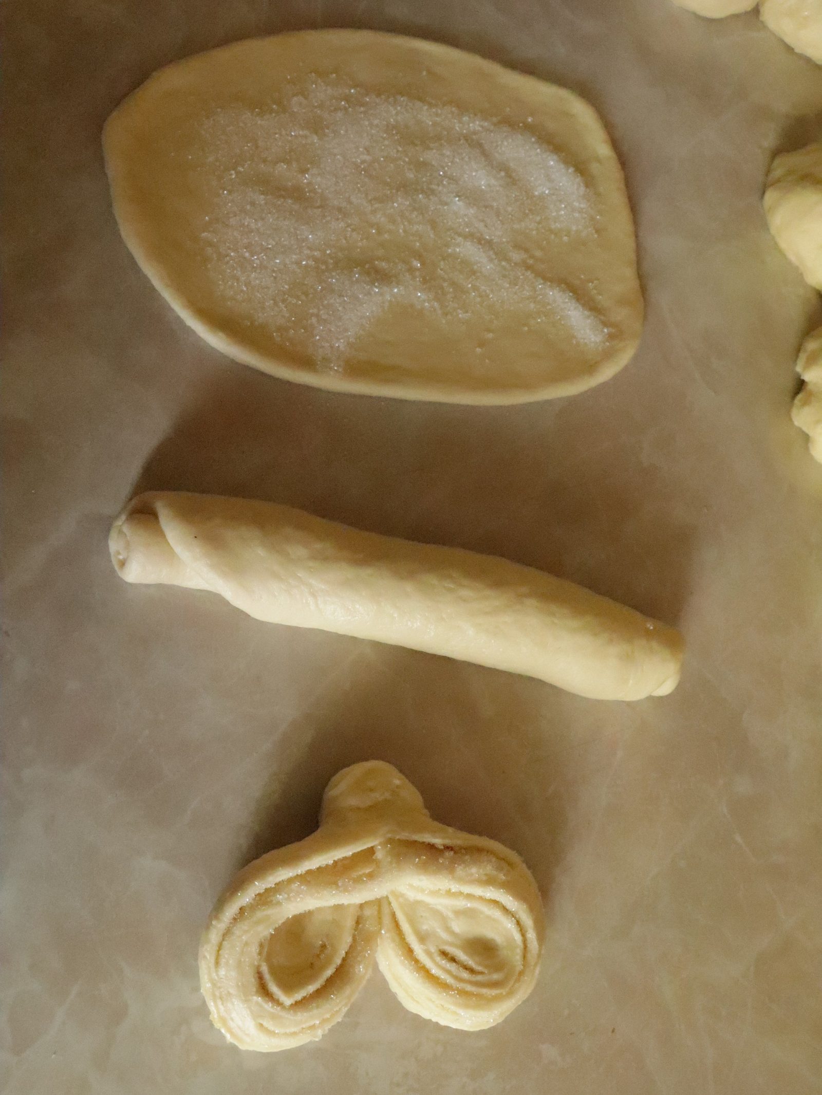 Step 3. Lightly grease the table and hands with vegetable oil. Sugar buns from childhood