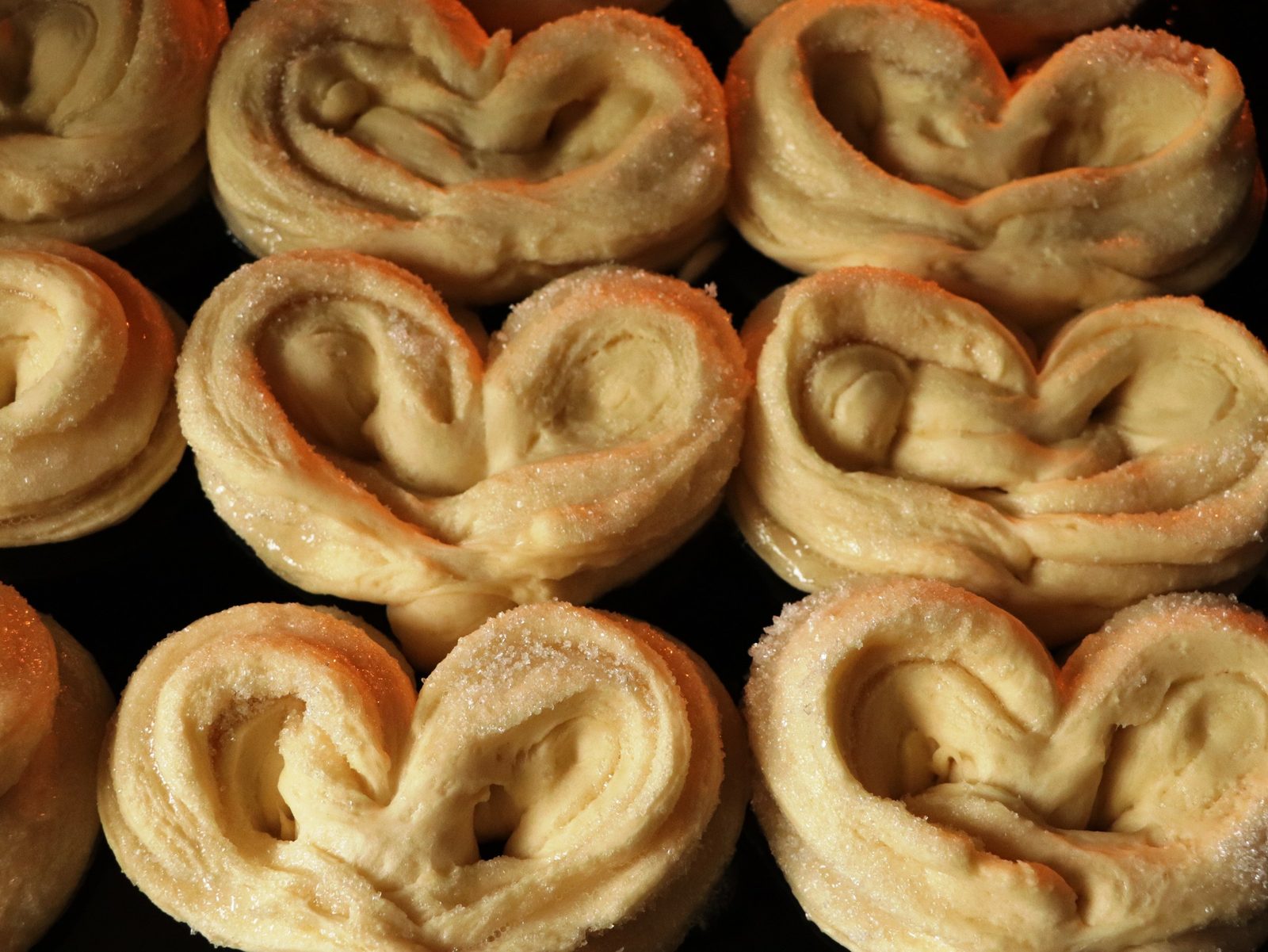 Step 4. Place the buns on a baking tray and leave for 20 minutes - they should “fit”. Sugar buns from childhood