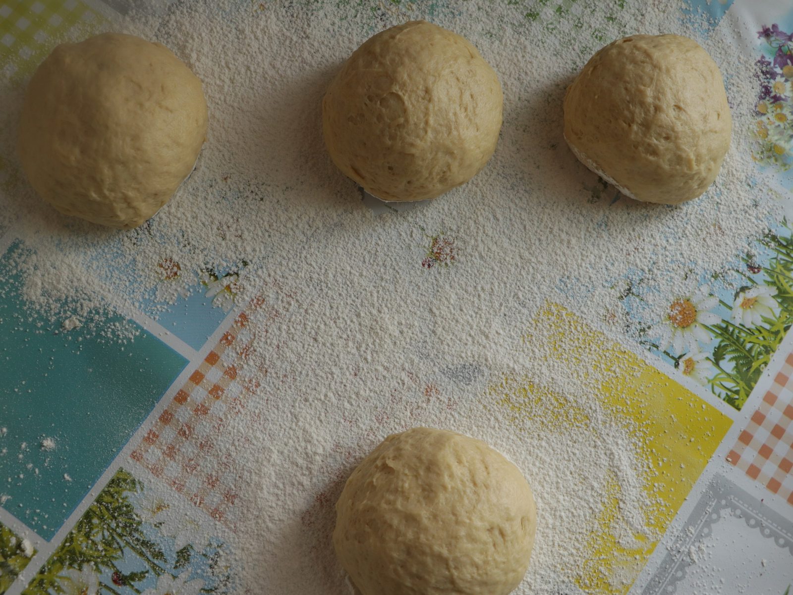 Step 3. Pour in 1 cup sunflower oil. Fruit or berry croissants
