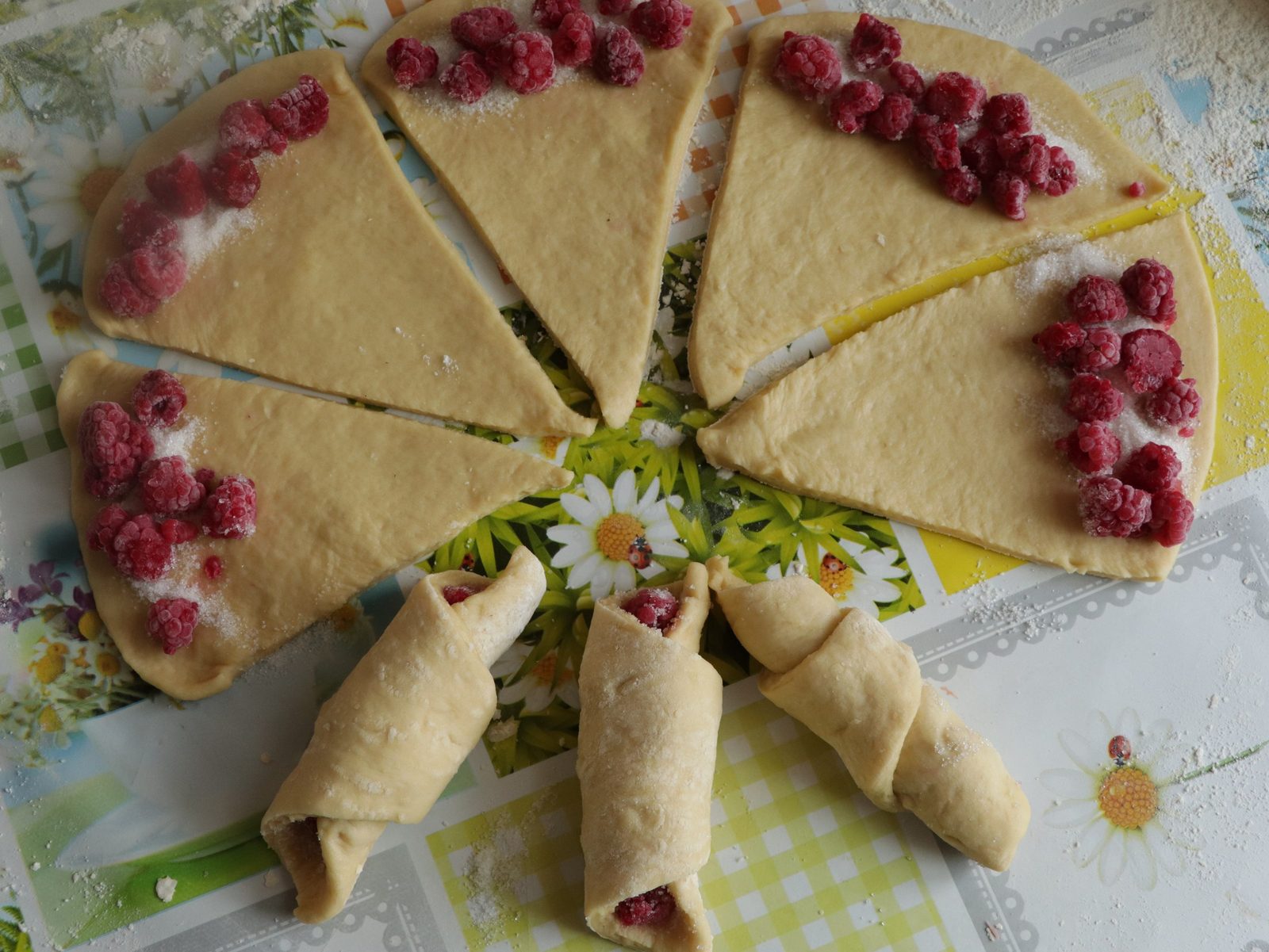 Step 4. Divide the dough into 4 parts. Fruit or berry croissants