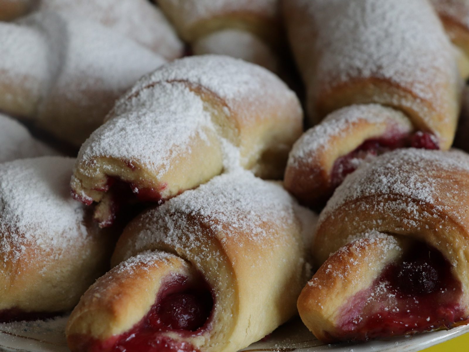 Step 6. The bagels need to be allowed to rise on the baking tray for 10 minutes and. Fruit or berry croissants