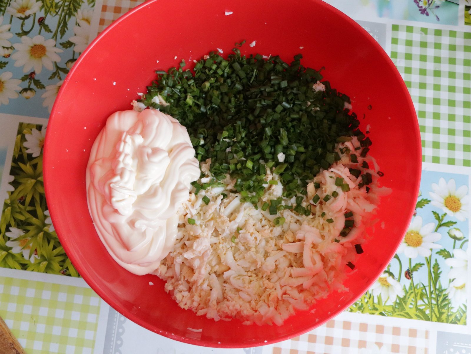 Step 2. Grate the eggs and cheese on a coarse grater, finely chop the onion, and grate. Salad-starter
