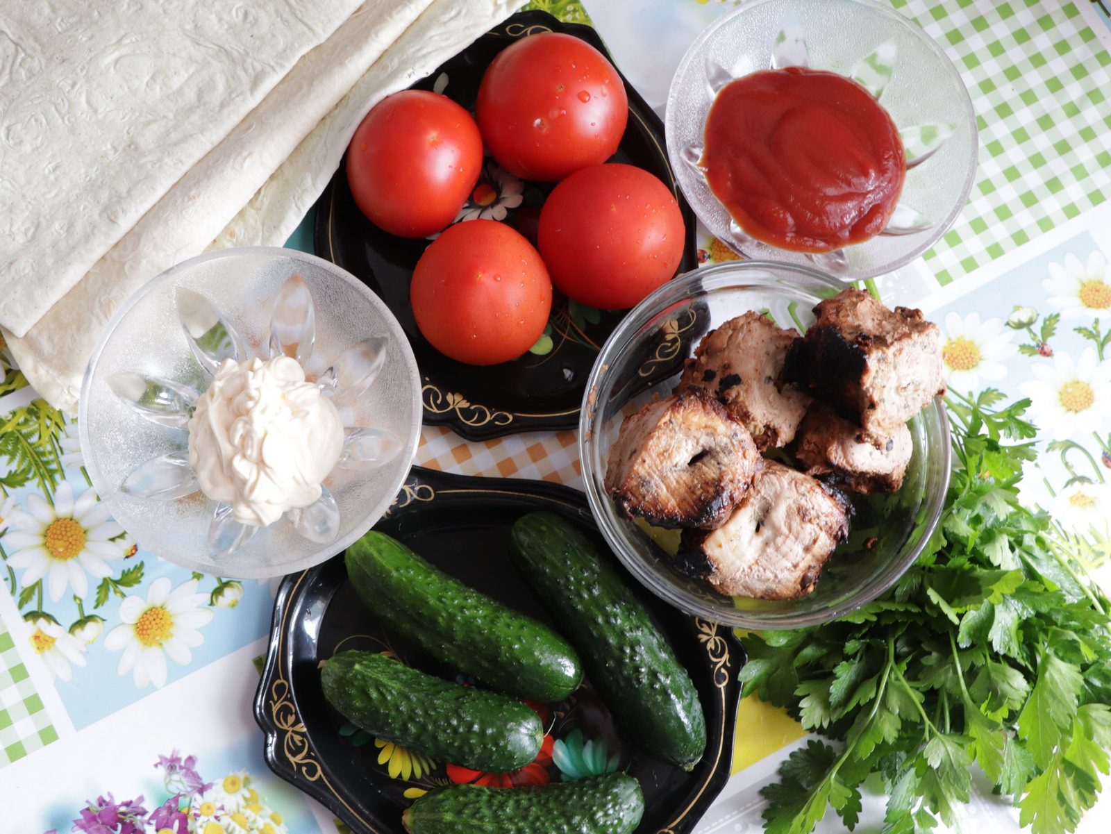 Step 2. Cut the meat and cucumbers into strips, tomatoes into slices. Shashlik in lavash