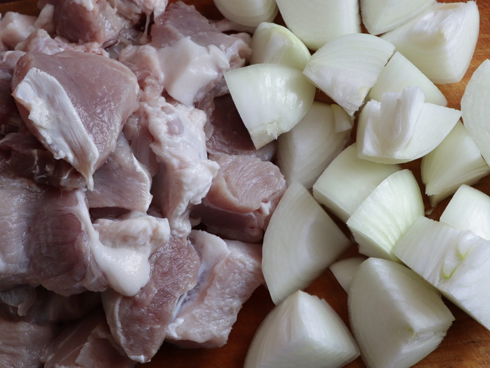 Step 1. Grind the meat, lard and onion in a meat grinder. Juicy pork rissoles