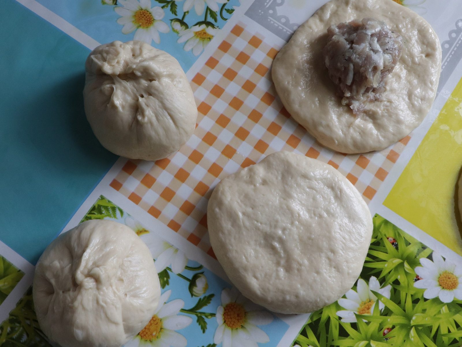 Step 5. Pour sunflower oil into a deep frying pan and heat over medium heat. Belyashi (fried meat buns)